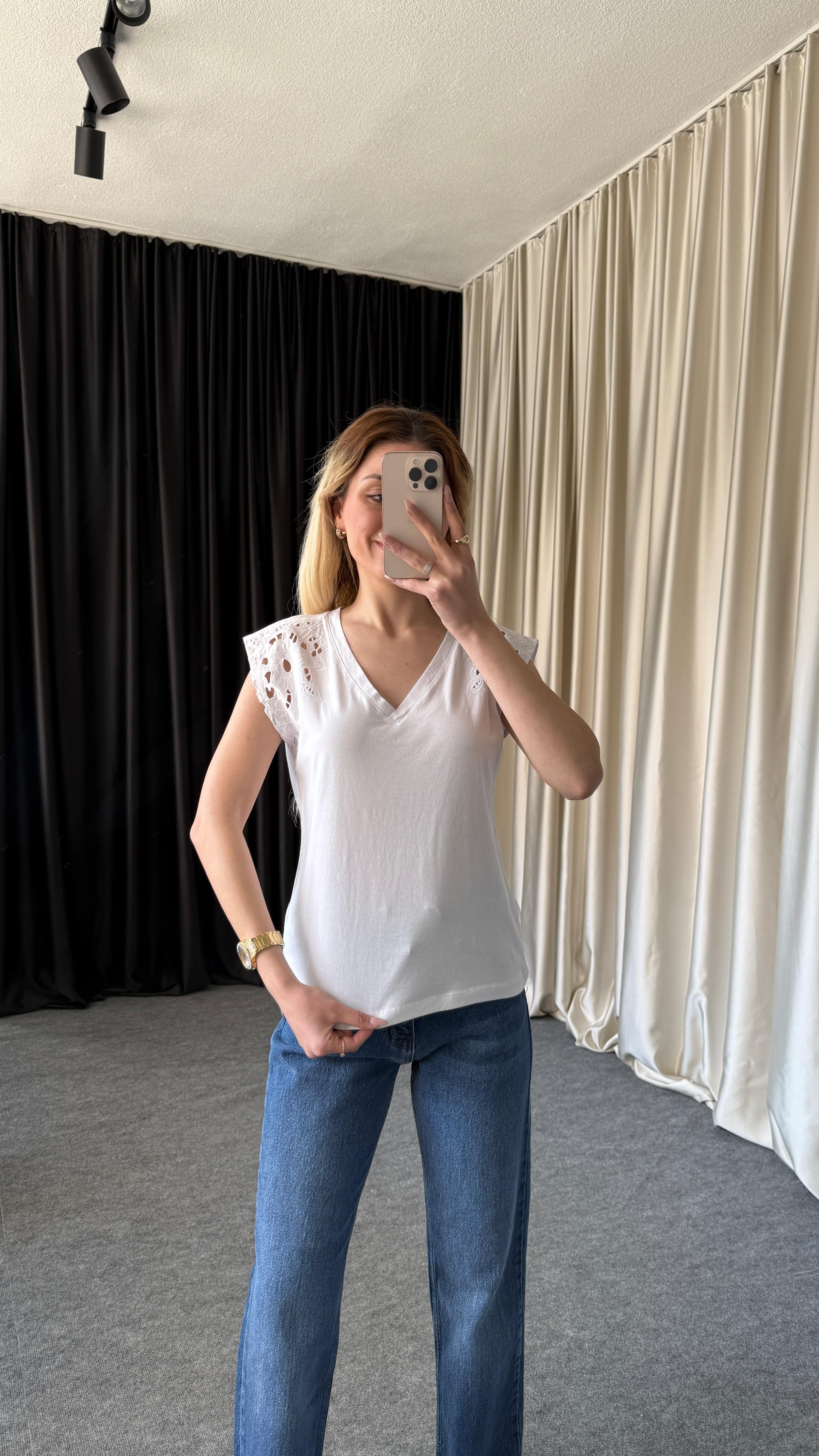 KOL NAKIŞLI BEYAZ T-SHIRT