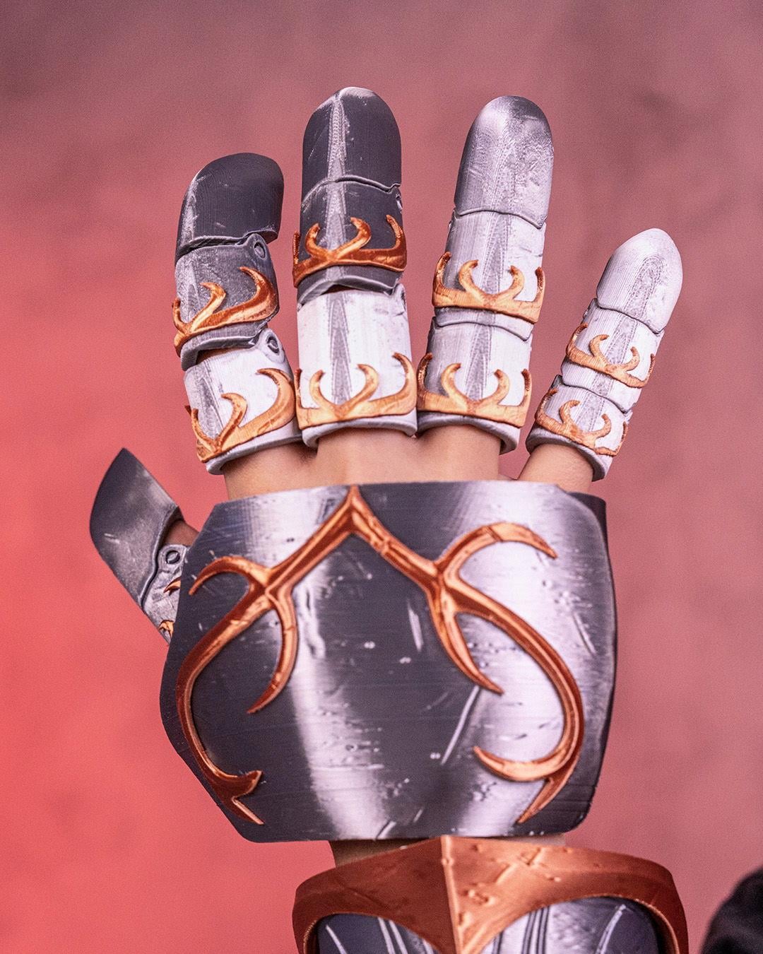 elf-knight-gauntlet-and-vambrace-figur--830f-.jpg