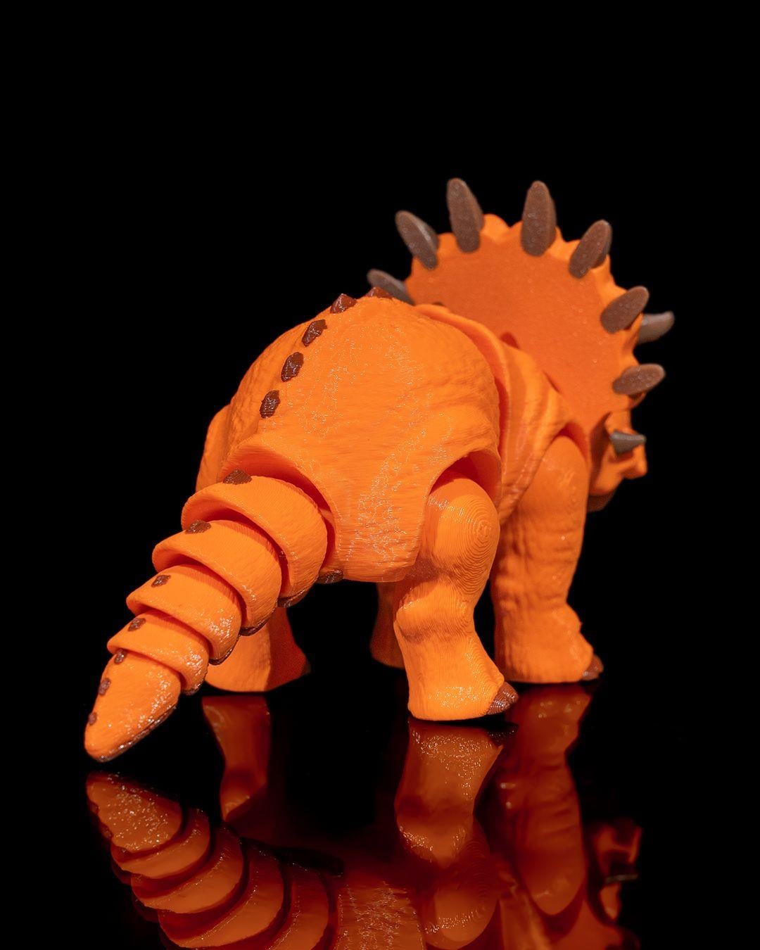 Hareketli Triceratops Figürü