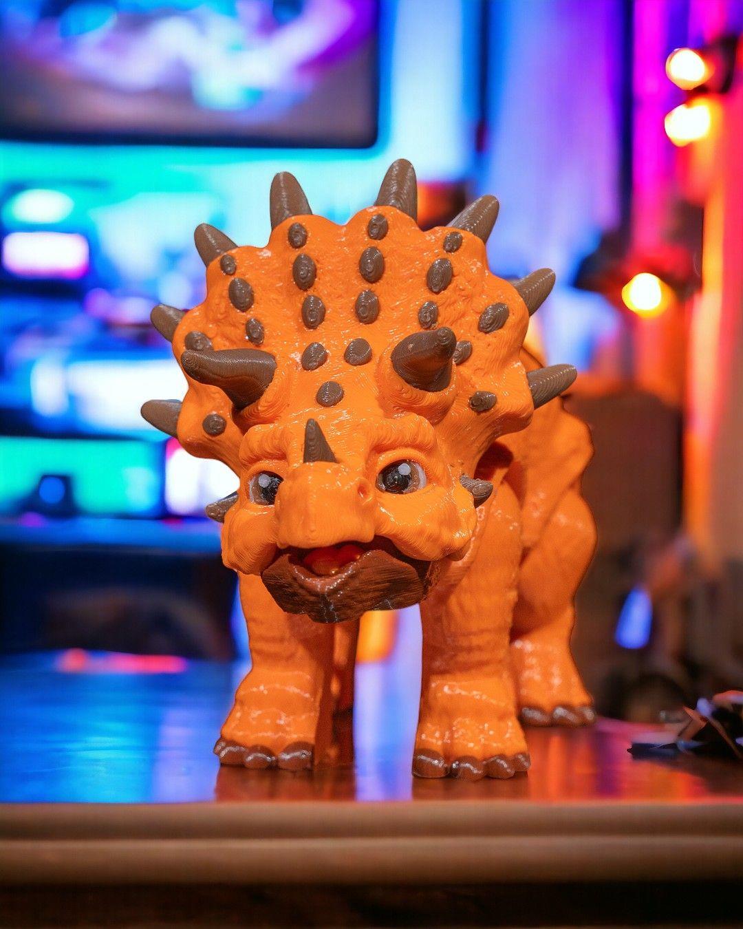 Hareketli Triceratops Figürü