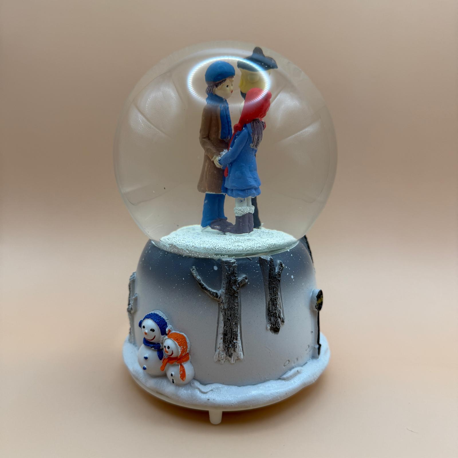 Masalsı Kış Buluşması Kar Küresi - Romantik Figürlü Büyük Boy Dekoratif Hediye (20 cm)