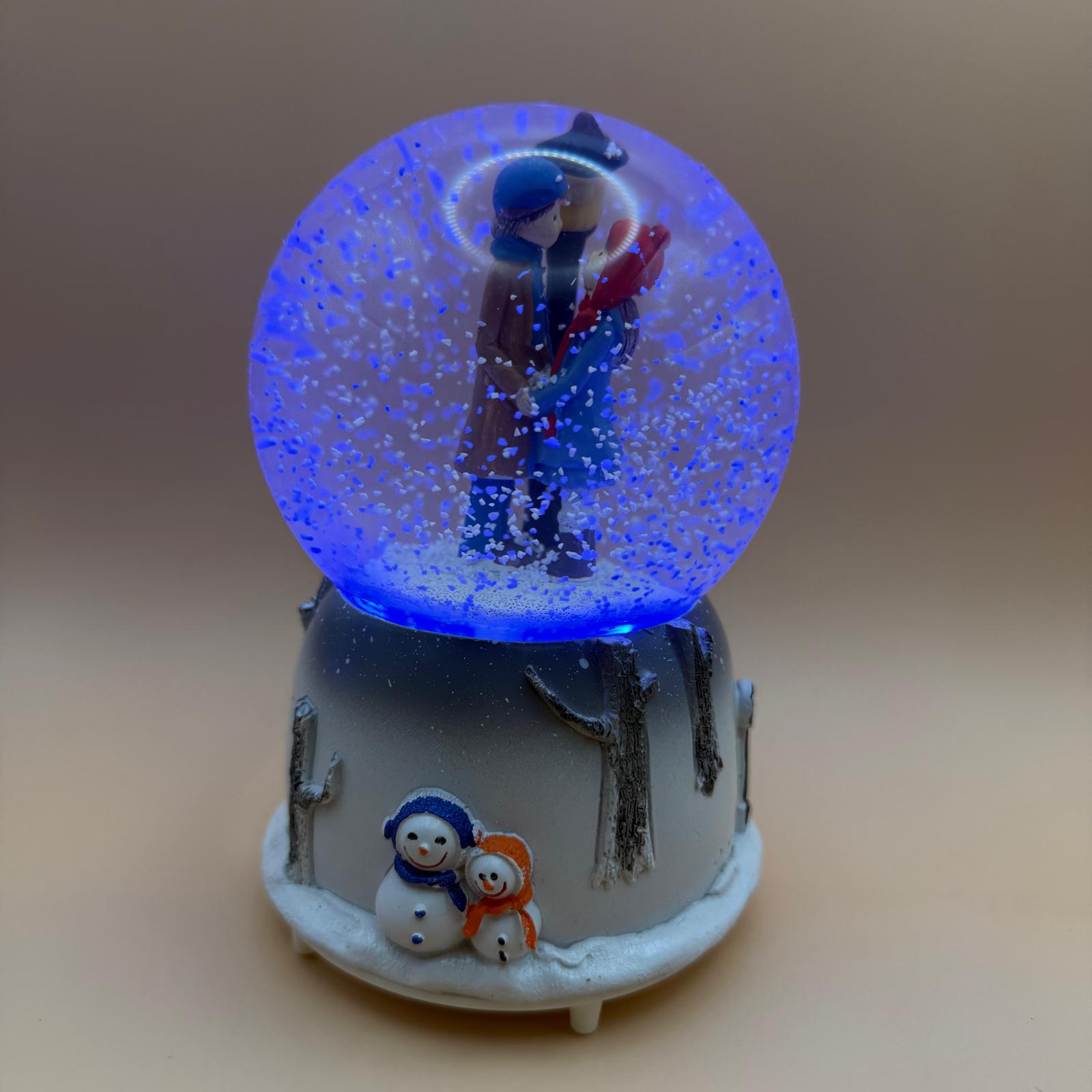 Masalsı Kış Buluşması Kar Küresi - Romantik Figürlü Büyük Boy Dekoratif Hediye (20 cm)