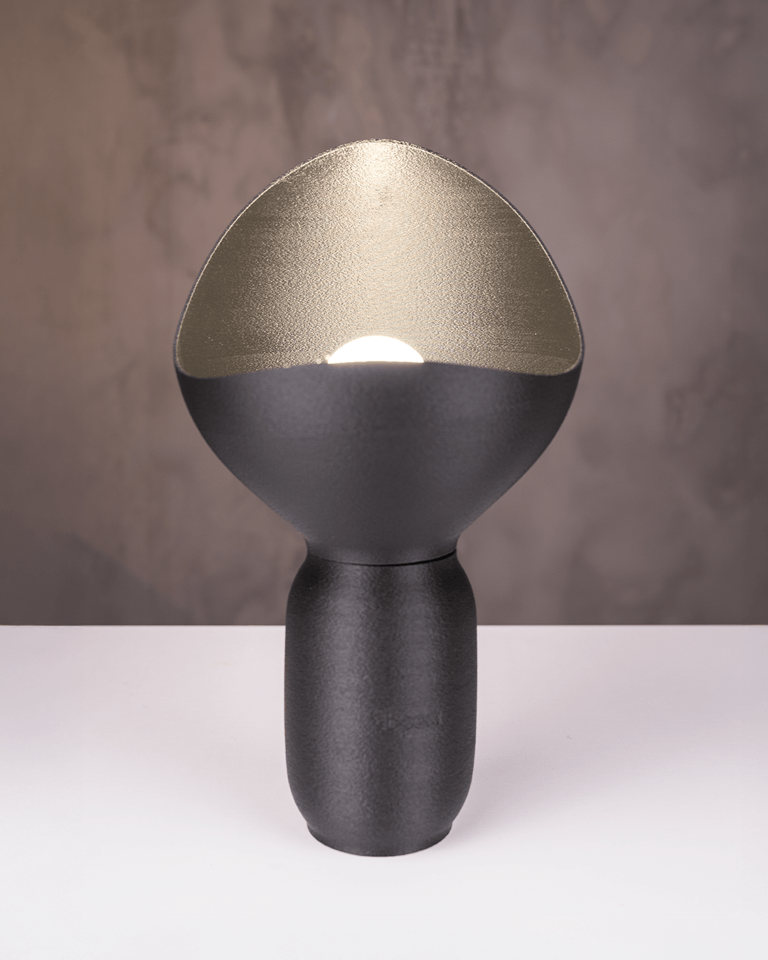 Moonlight Touch Masa Lambası – Ay Işığı Estetiğinde Modern Aydınlatma