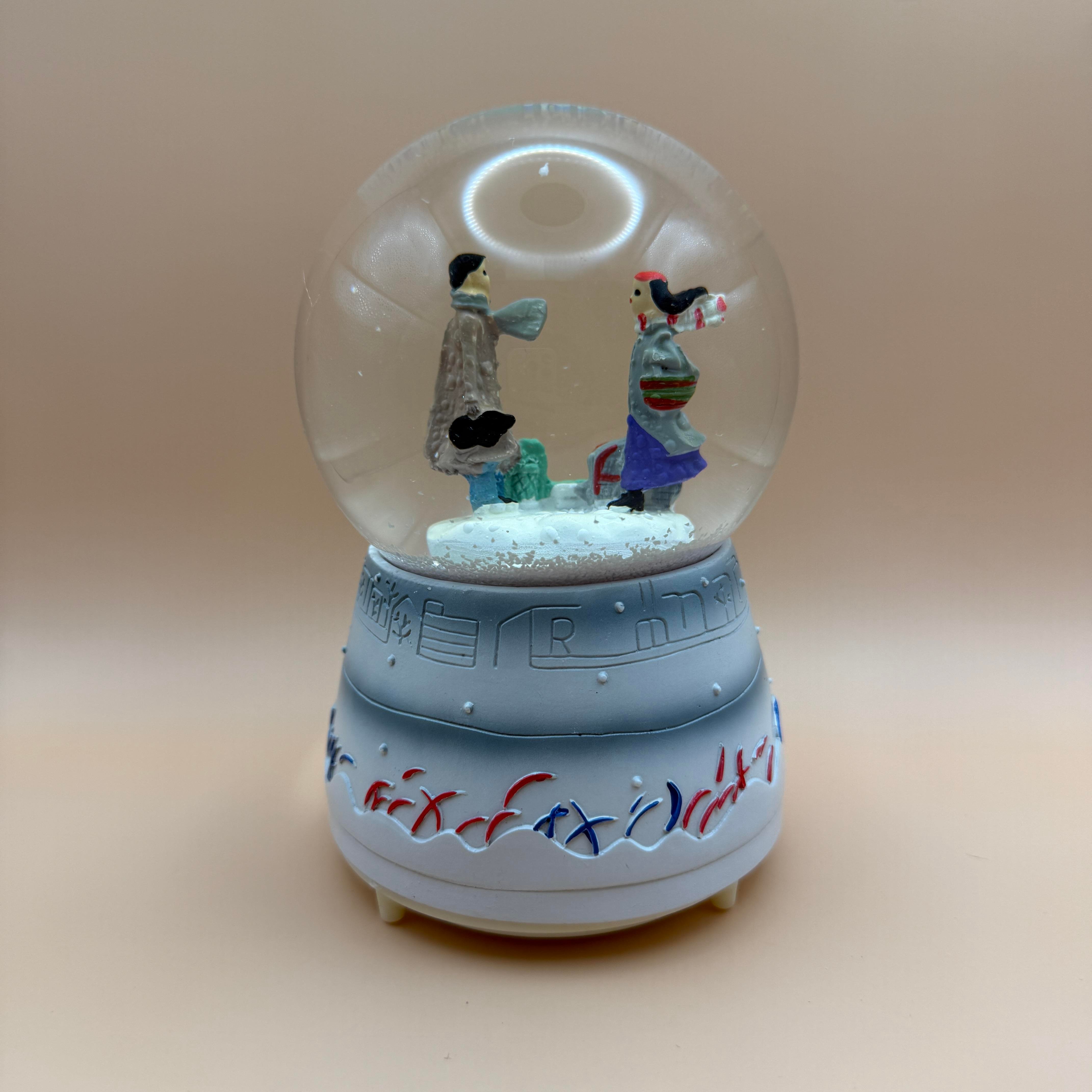 Motorlu Işıklı ve Sesli Kar Küresi – Romantik Figürlü Büyük Boy Dekoratif Hediye (20 cm)