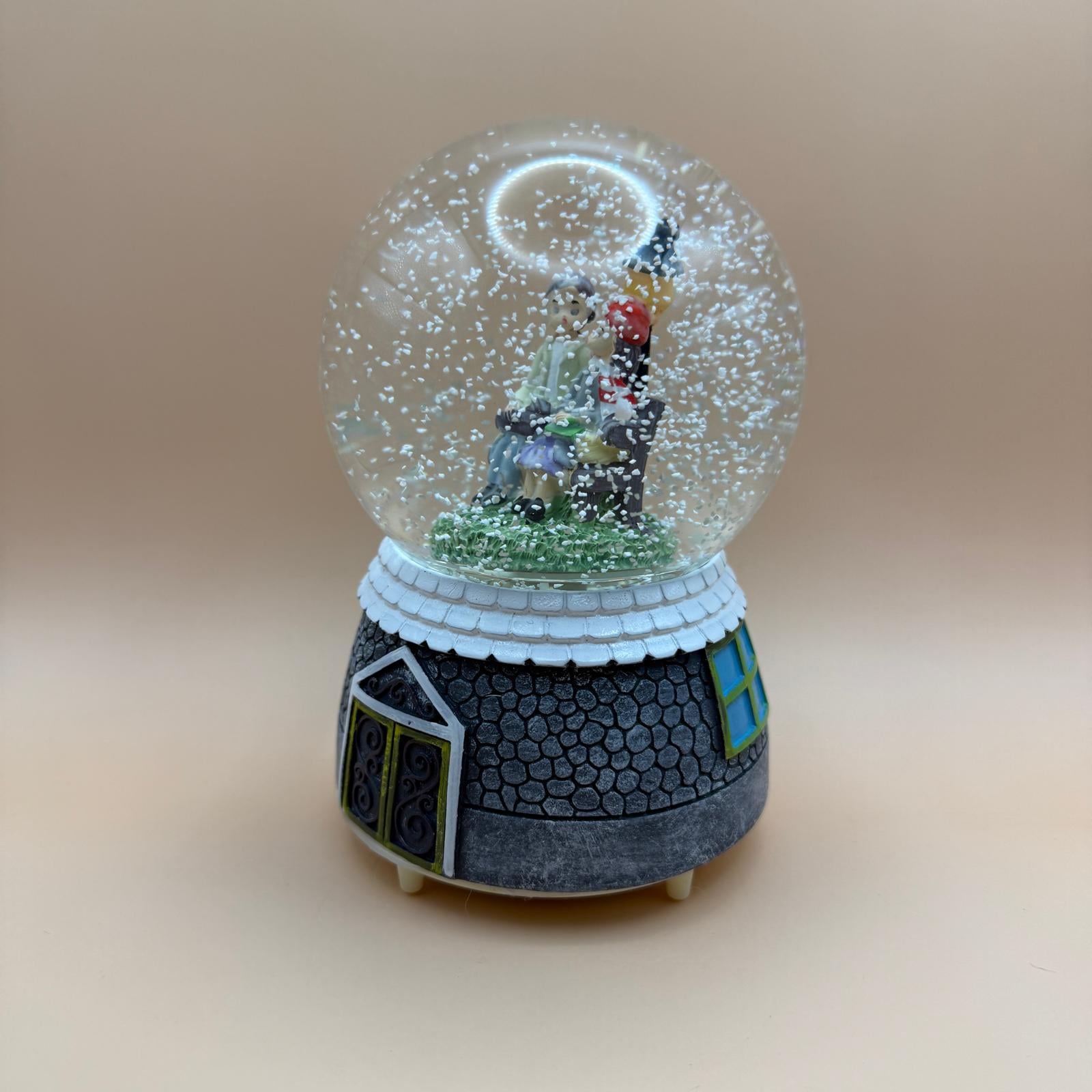 Sessiz Kar Altında Buluşma - Romantik Figürlü Büyük Boy Dekoratif Hediye (20 cm)