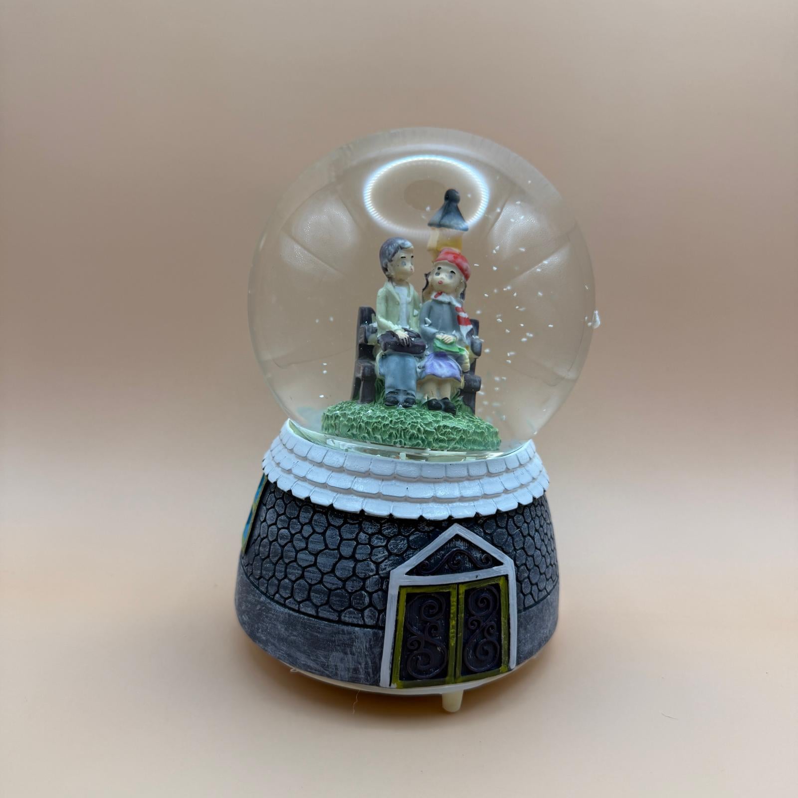 Sessiz Kar Altında Buluşma - Romantik Figürlü Büyük Boy Dekoratif Hediye (20 cm)