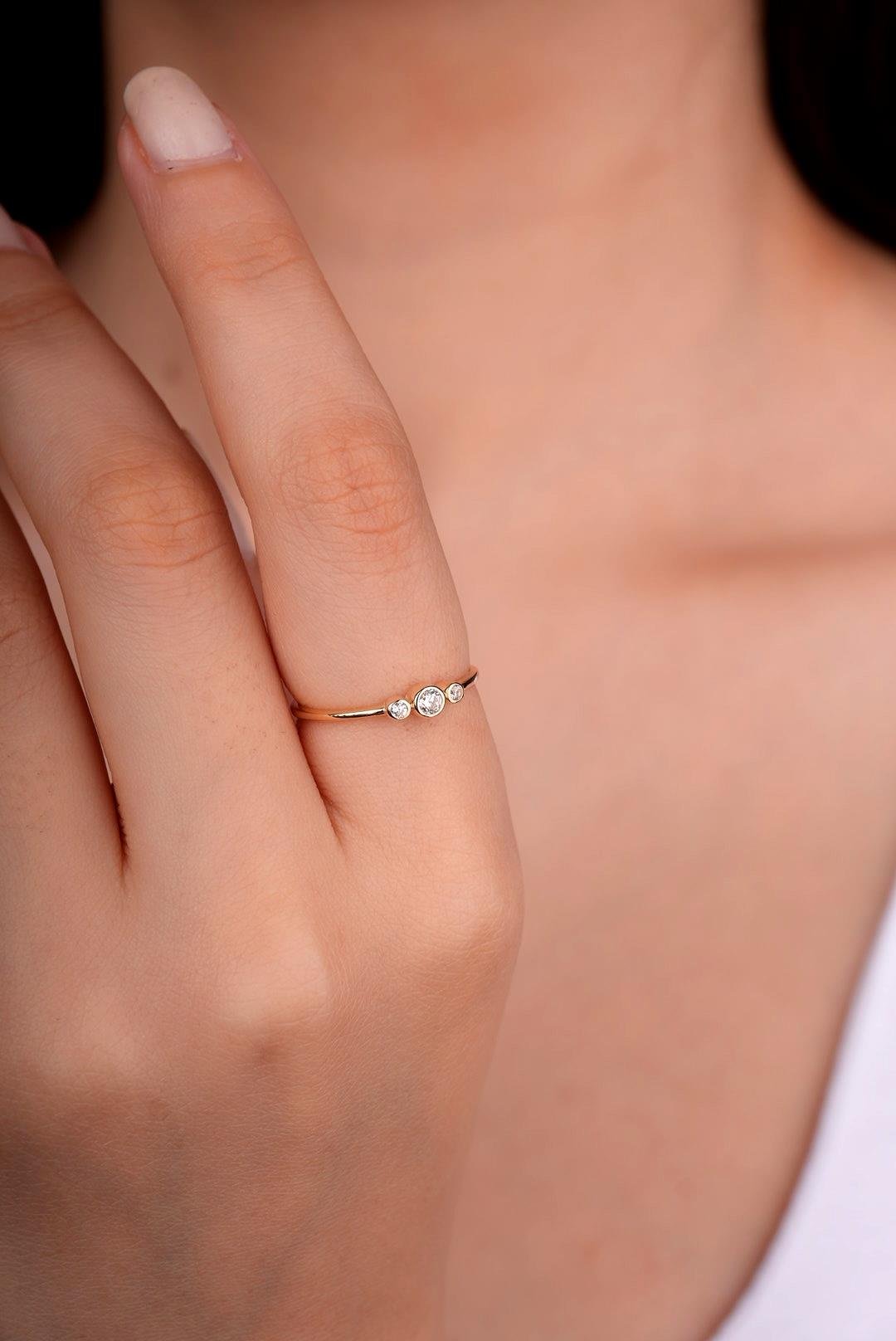 14 Ayar Altın Beyaz Taşlı Minimal Yüzük 