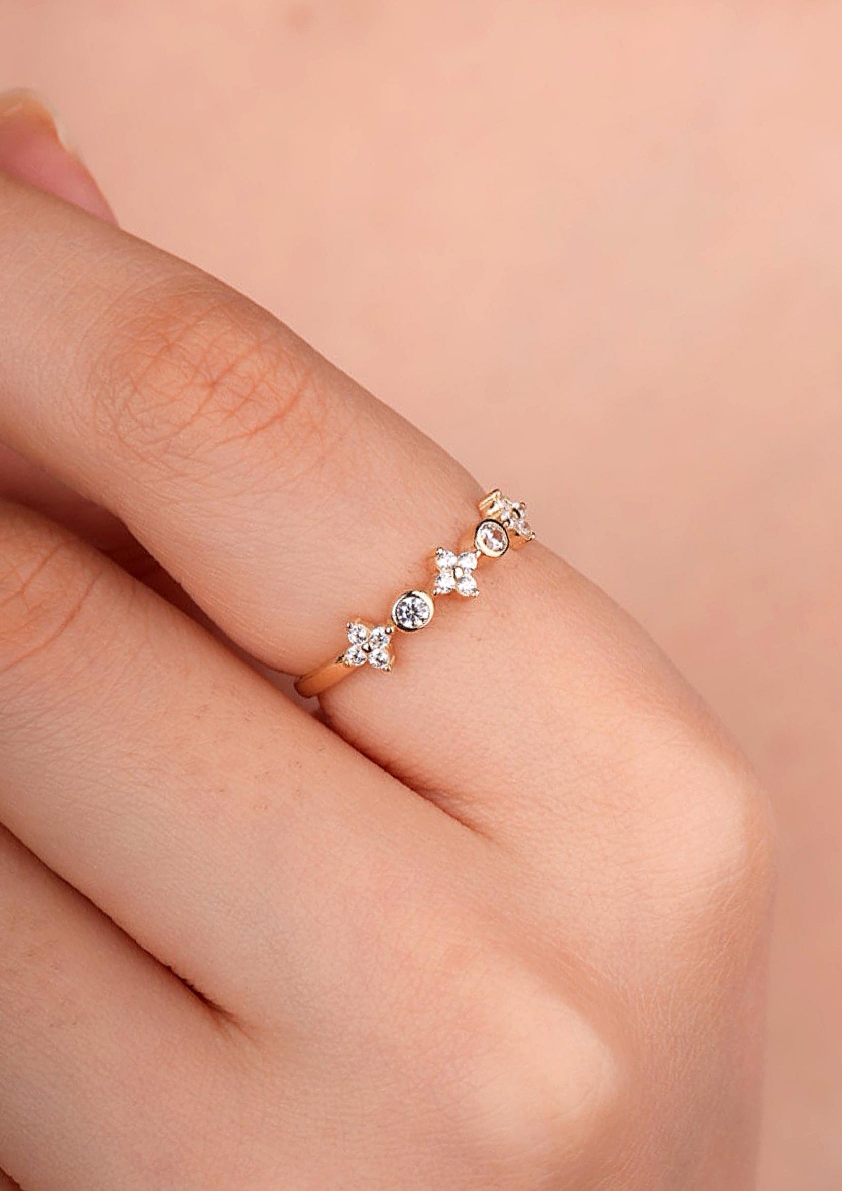 14 Ayar Altın Beyaz Taşlı Minimal Yüzük 