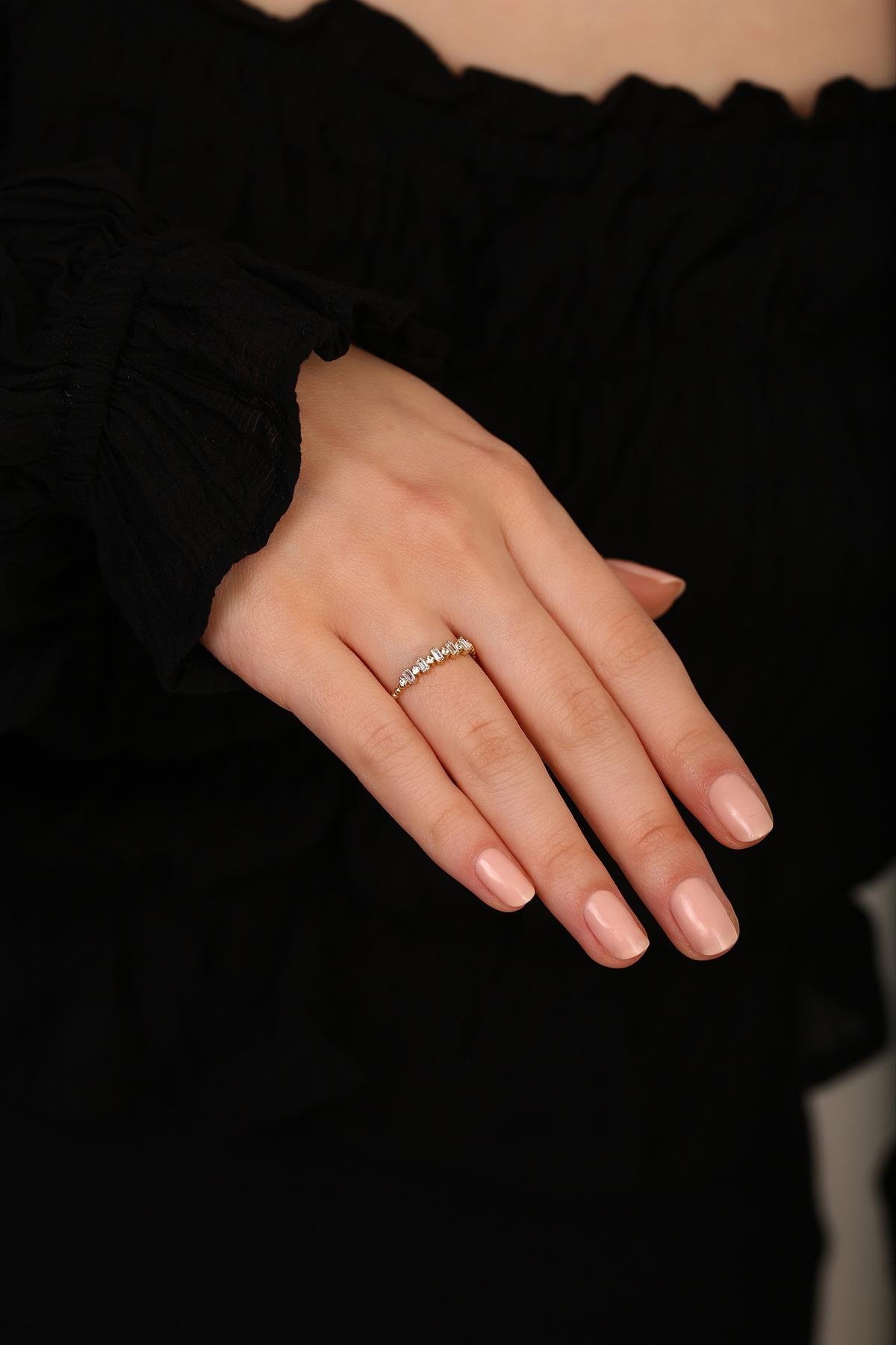 14 Ayar Altın Pırlanta Montürlü Beyaz Taşlı Desenli Baget Yüzük