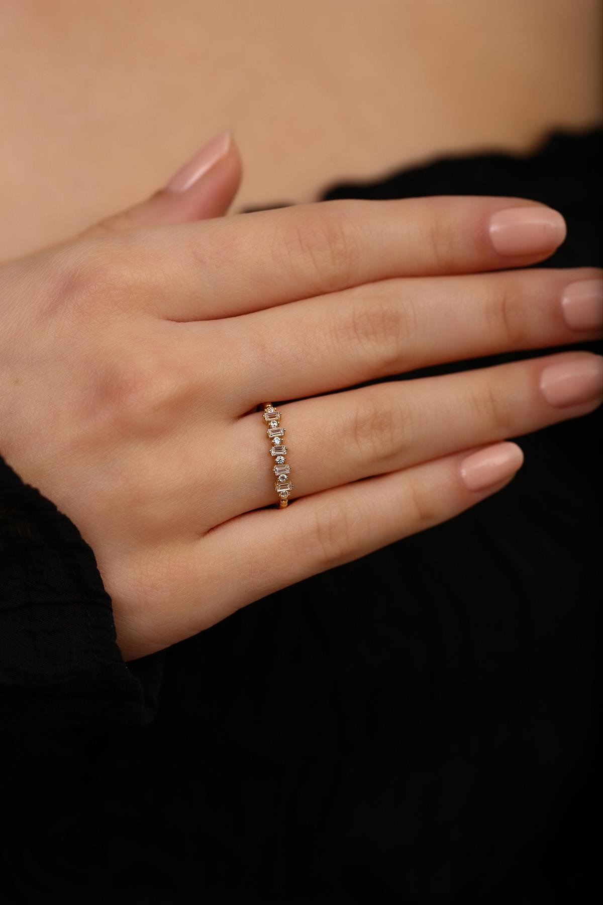 14 Ayar Altın Pırlanta Montürlü Beyaz Taşlı Desenli Baget Yüzük