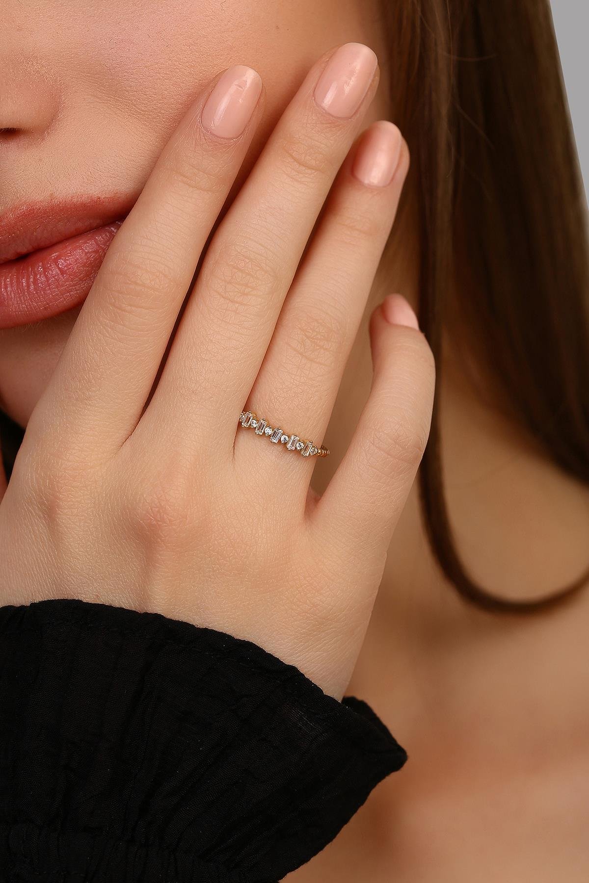 14 Ayar Altın Pırlanta Montürlü Beyaz Taşlı Desenli Baget Yüzük