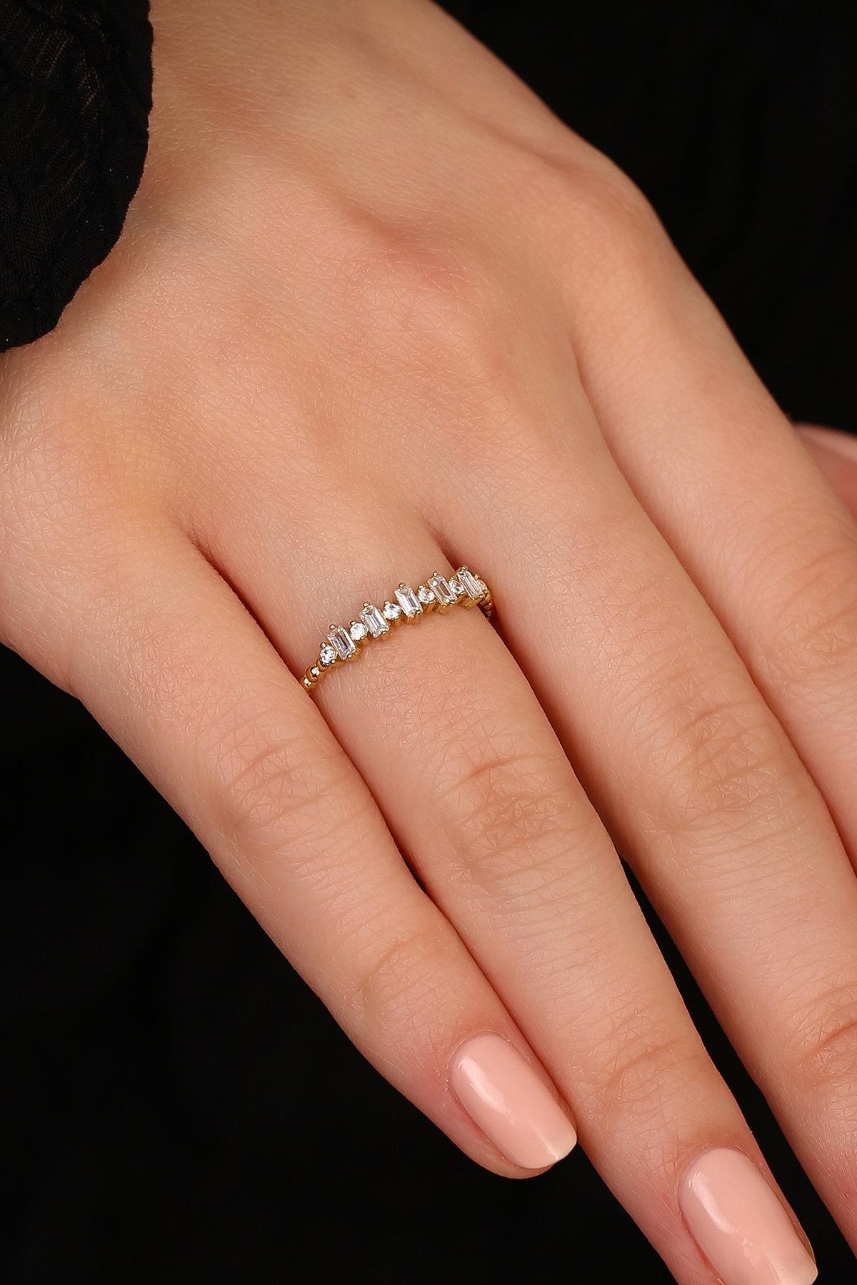 14 Ayar Altın Pırlanta Montürlü Beyaz Taşlı Desenli Baget Yüzük