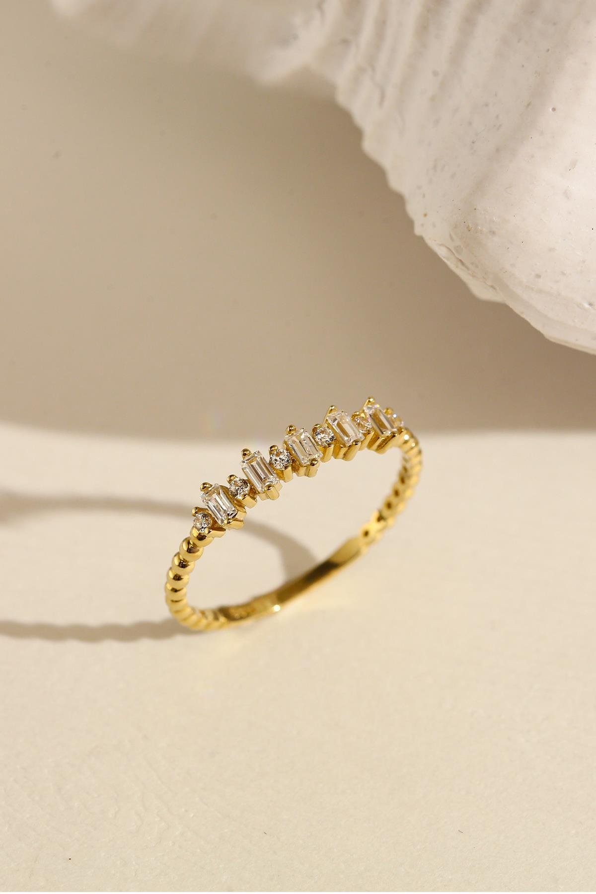 14 Ayar Altın Pırlanta Montürlü Beyaz Taşlı Desenli Baget Yüzük