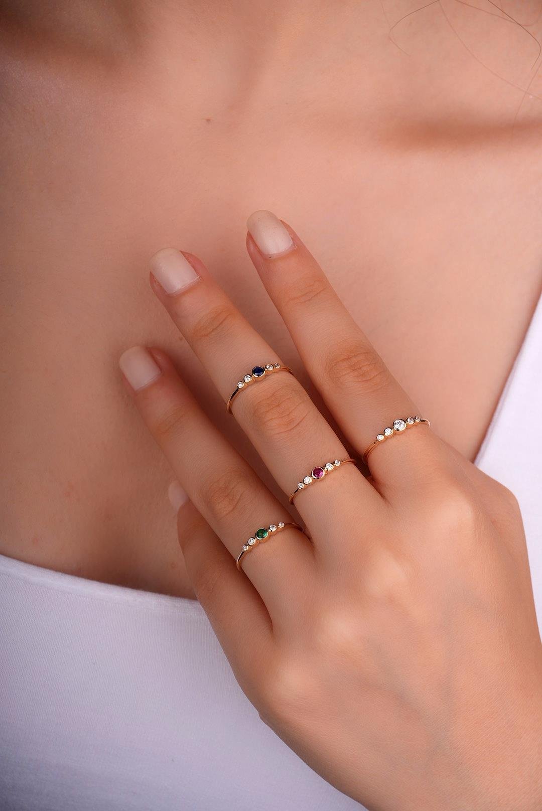 14 Ayar Altın Yeşil ve Beyaz Taşlı Minimal Yüzük 