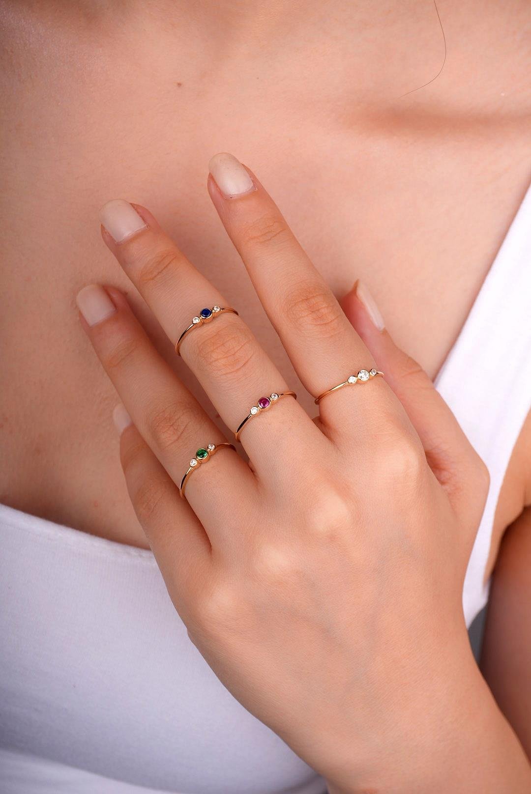14 Ayar Altın Yeşil ve Beyaz Taşlı Minimal Yüzük 