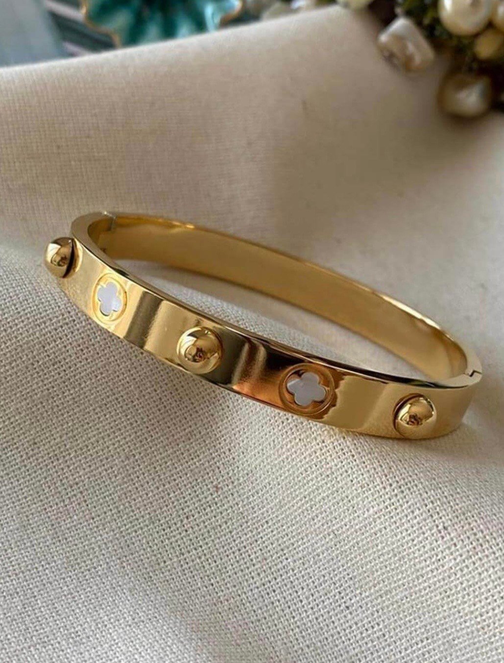 Çelik Topçuklu Beyaz Cleef Kelepçe