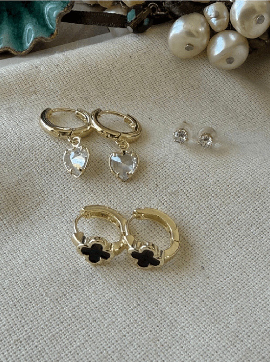 Çoklu Taşlı Siyah Mineli Cleef Desenli Küpe Seti