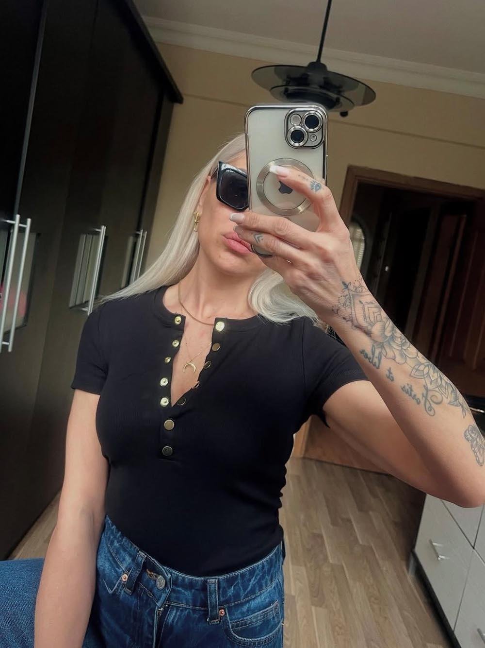 Kısa Kollu Önü Gold Çıtçıtlı Siyah Bluz