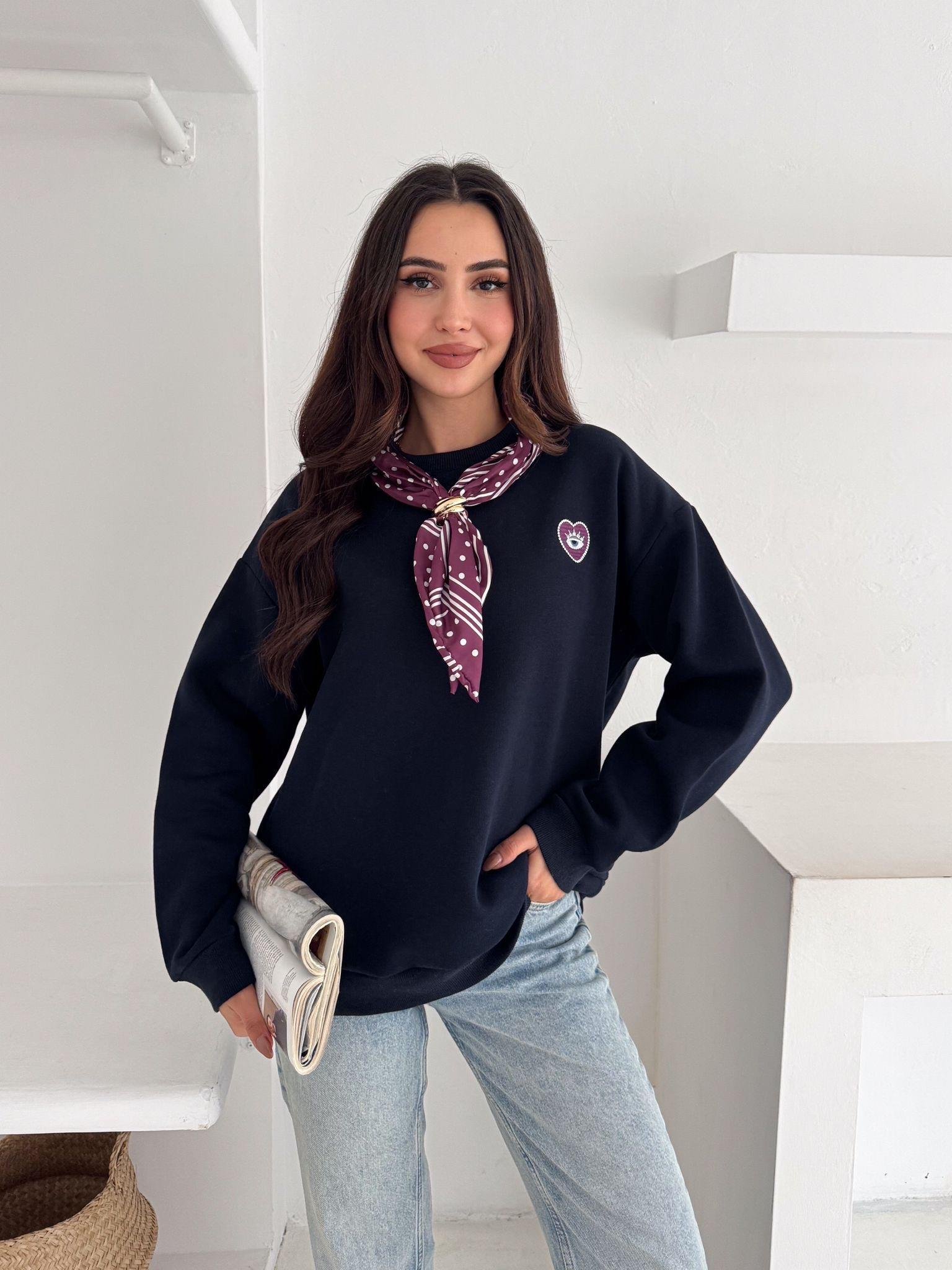 Marka Muadili Fularlı Göz Nakışlı Sweatshirt