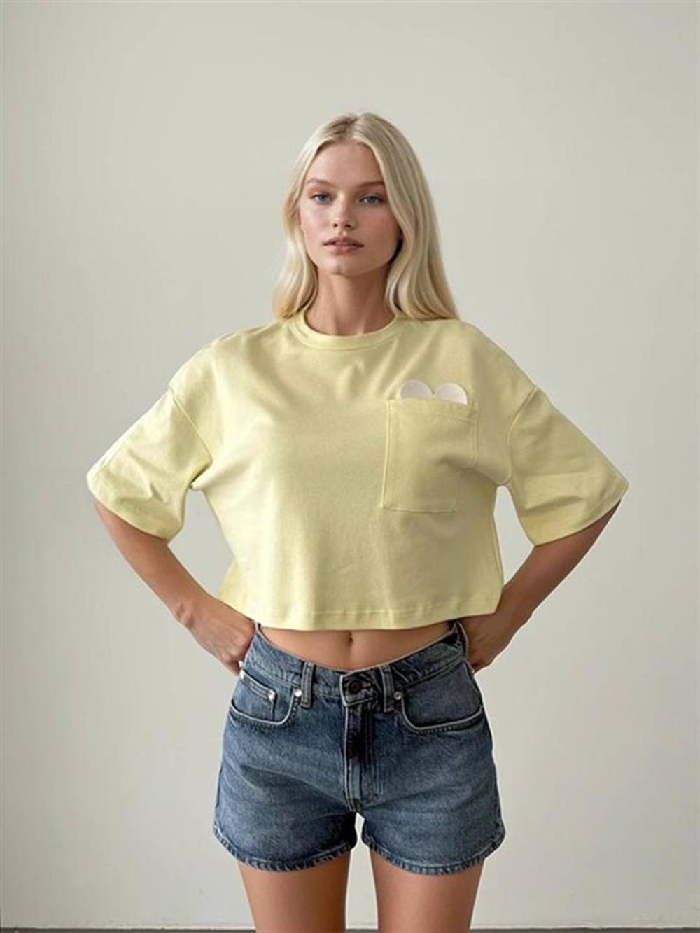 Pembe Cepli Kalp Detaylı Crop T-shirt