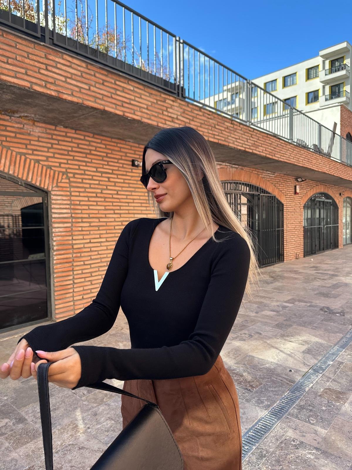 Siyah Gold V Aksesuar Detaylı Bluz