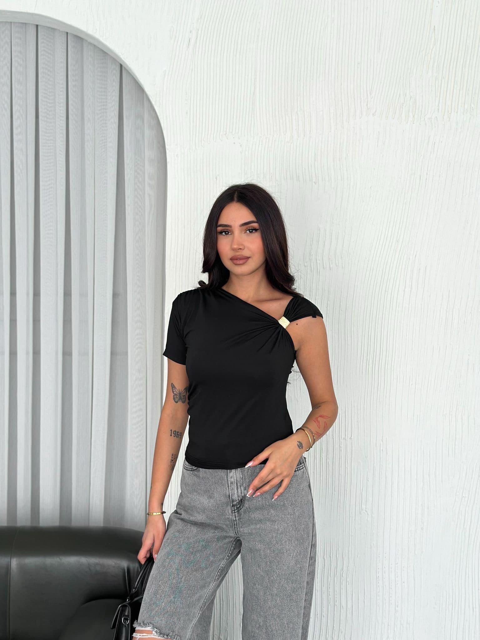 Siyah Omuz Büzgülü Gold Aksesuarlı Crop