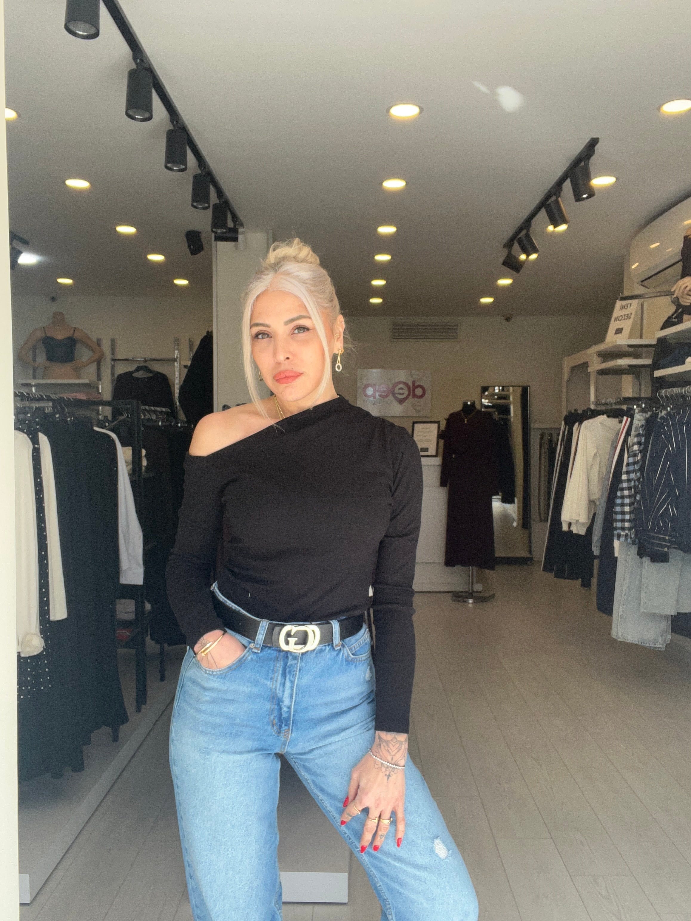 Siyah Tek Omuz Büzgü Detaylı Bluz