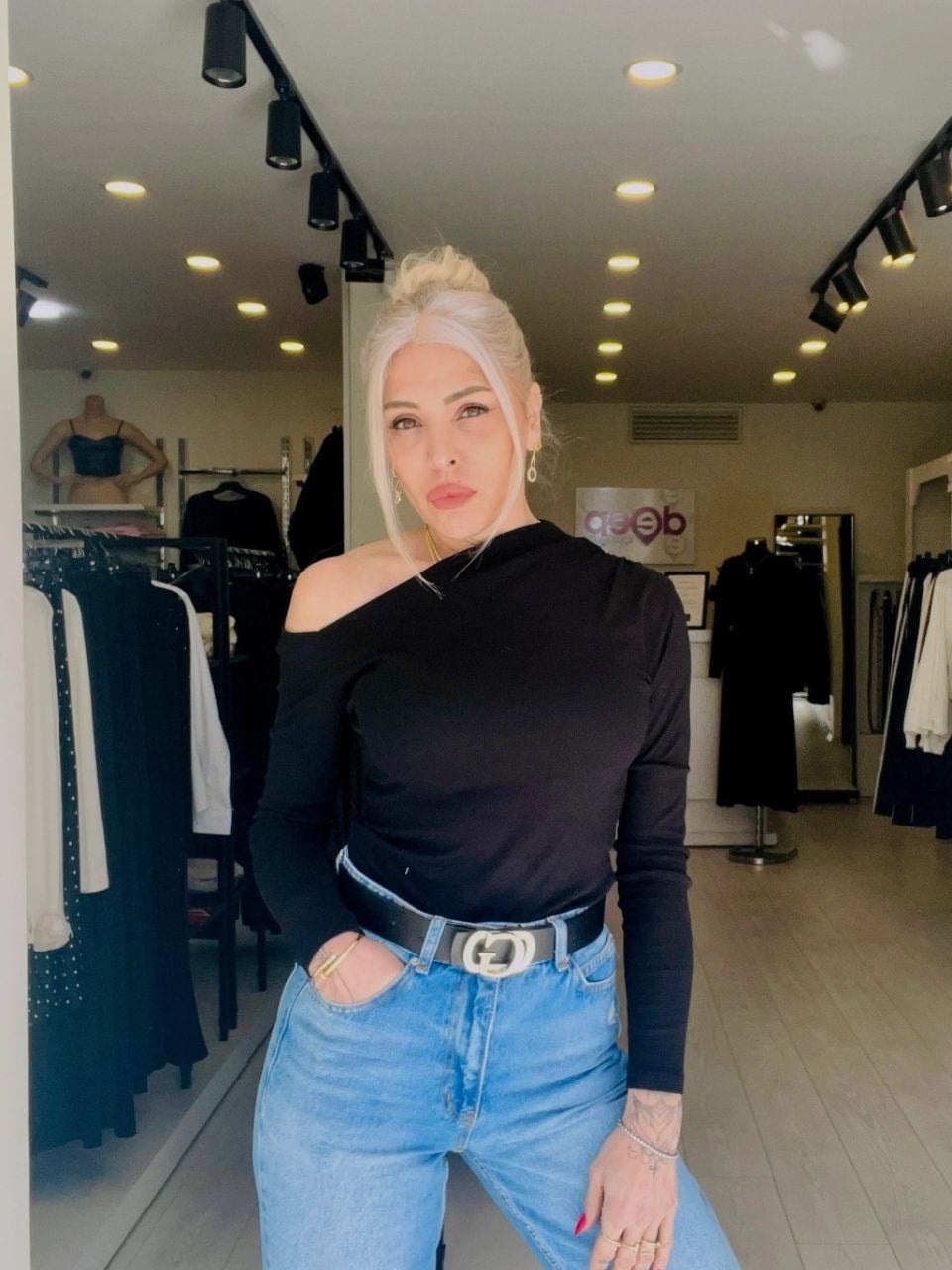 Siyah Tek Omuz Büzgü Detaylı Bluz