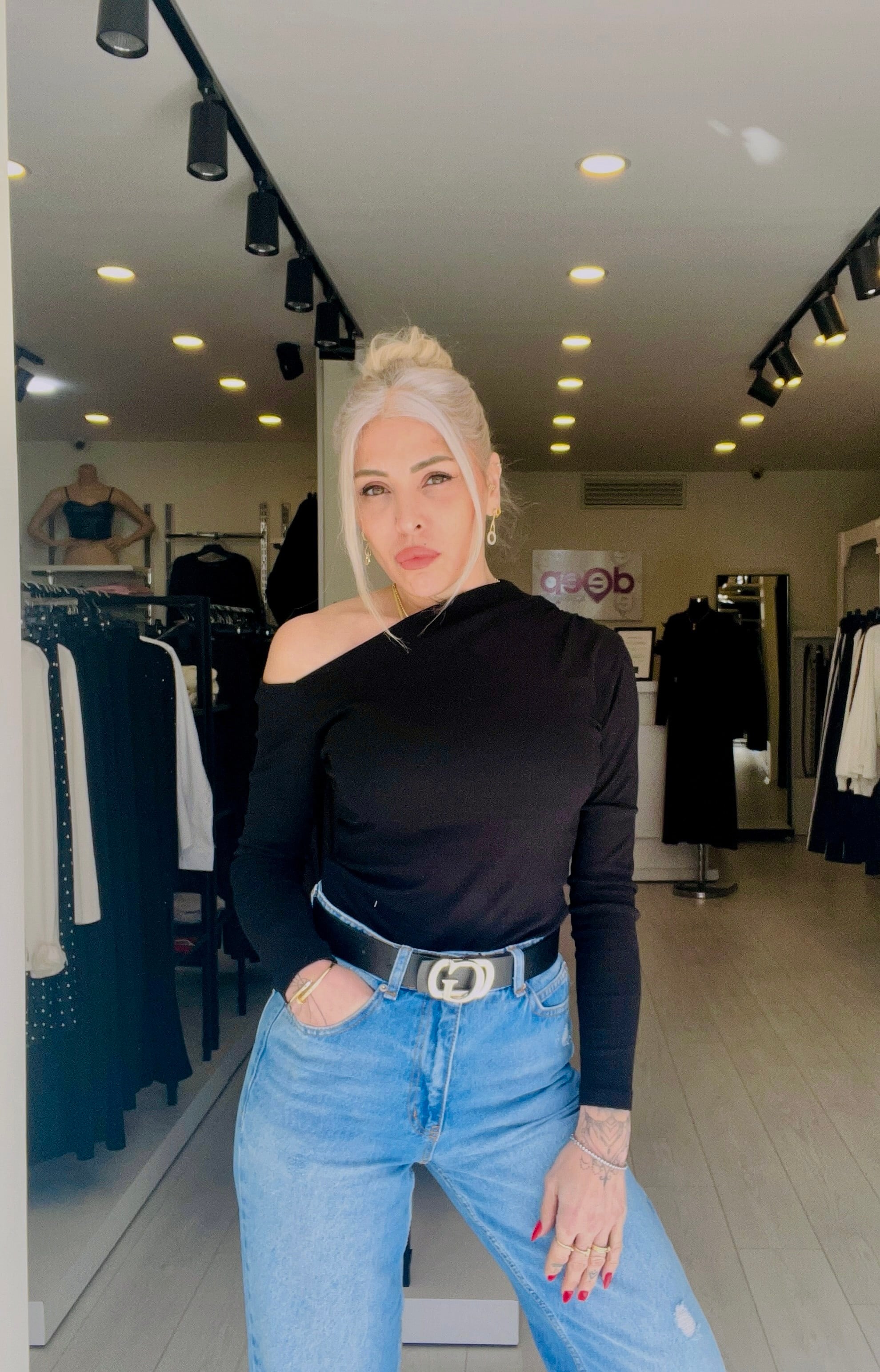 Siyah Tek Omuz Büzgü Detaylı Bluz