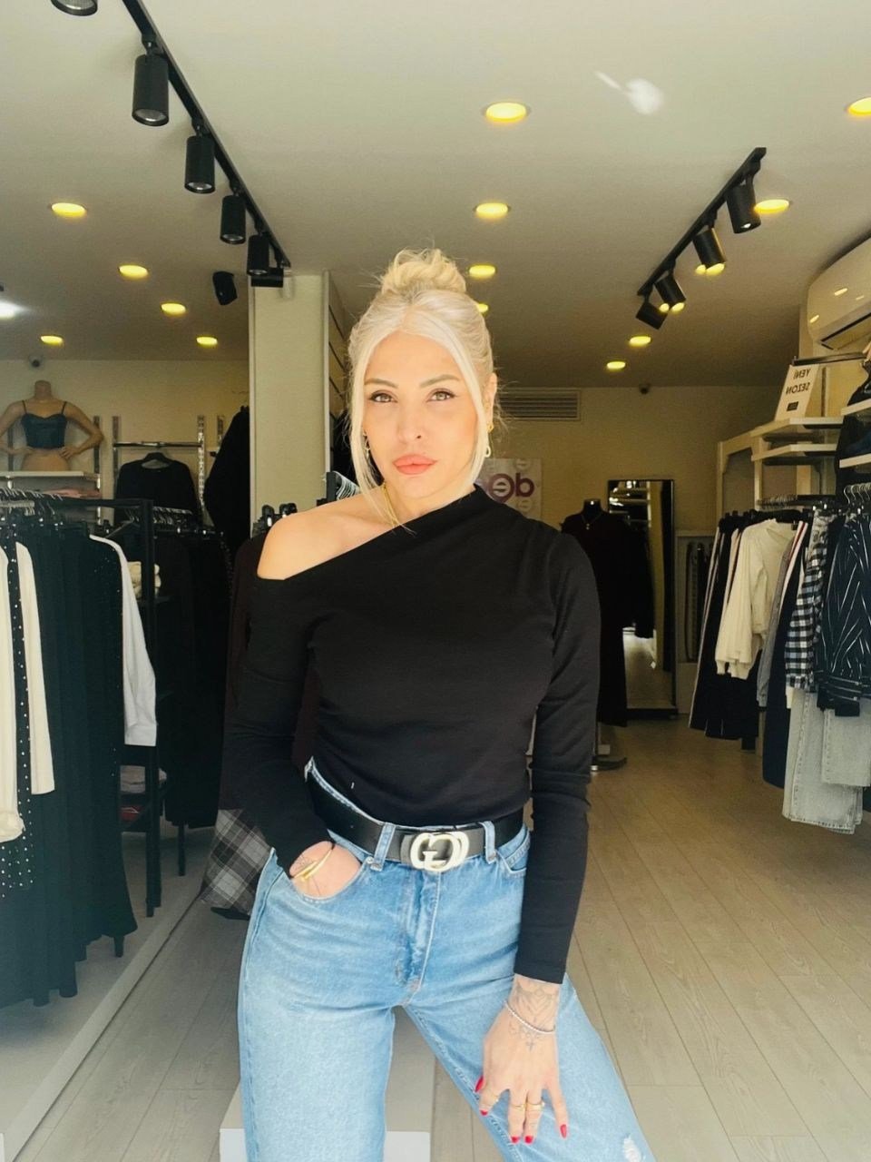 Siyah Tek Omuz Büzgü Detaylı Bluz