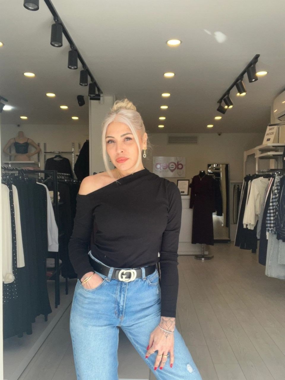 Siyah Tek Omuz Büzgü Detaylı Bluz
