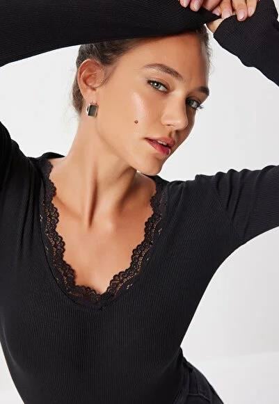 Siyah V Yaka Dantel Detaylı Bluz