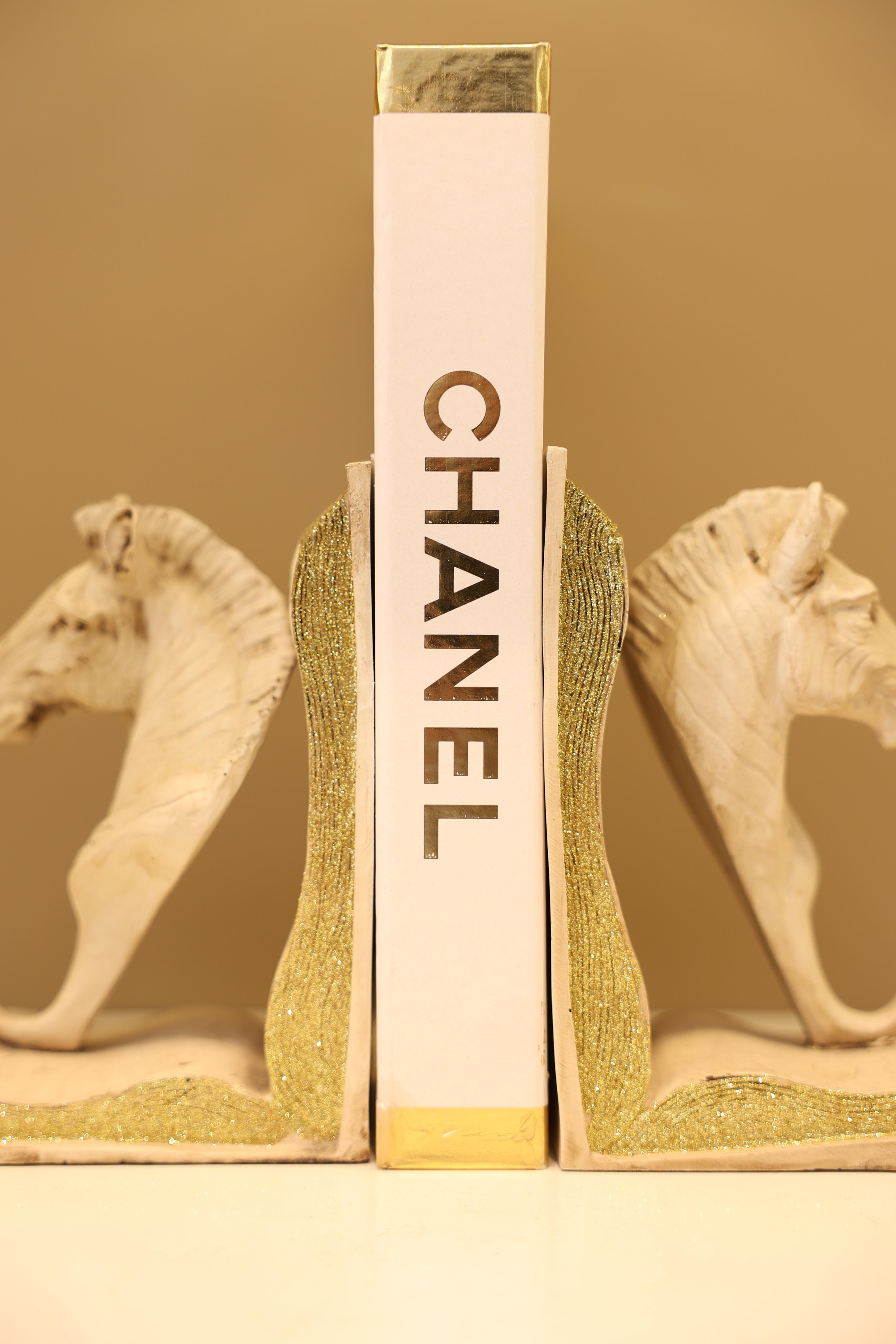 Atlı Kitap Tutacağı