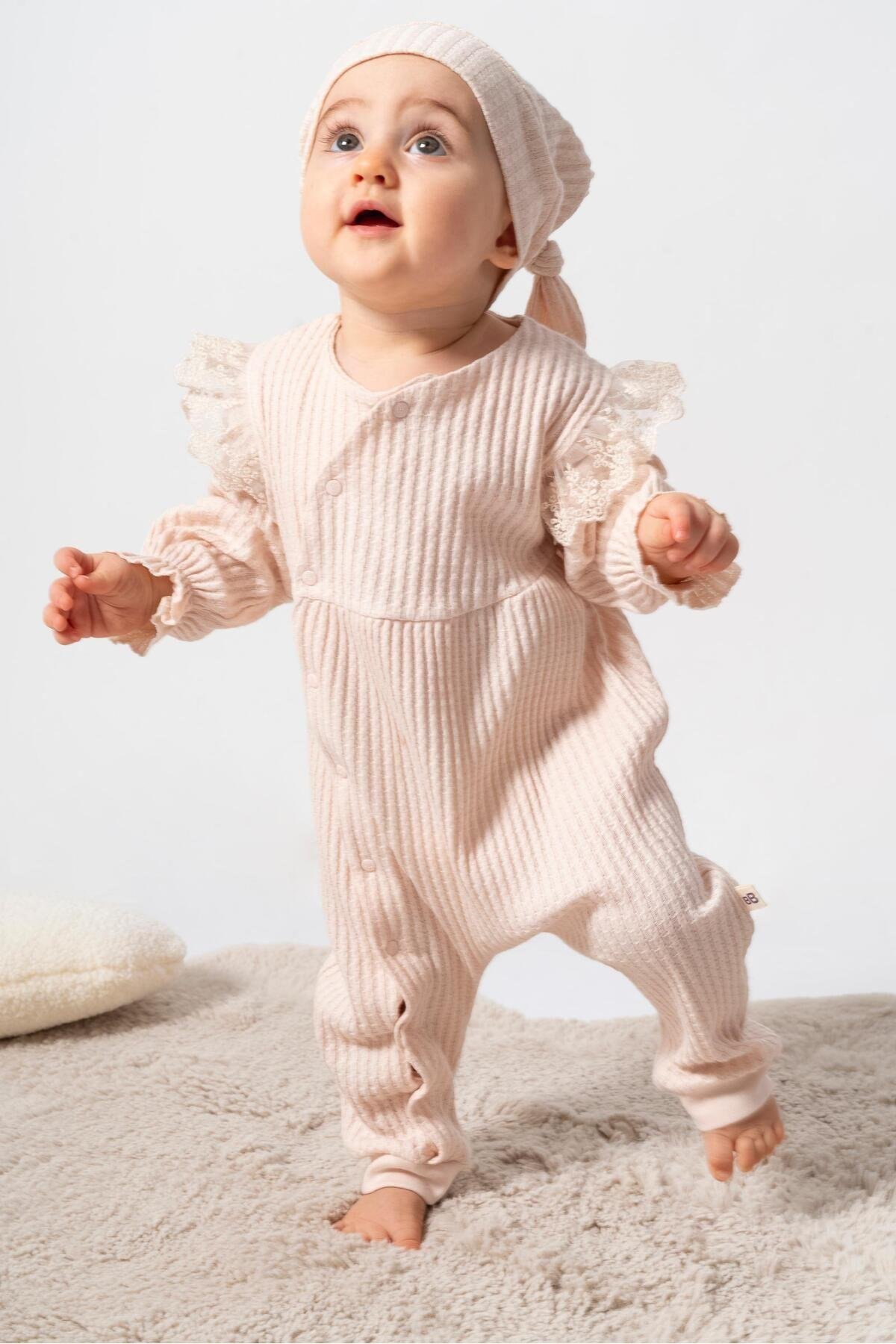PAMUK OMUZDAN DANTELLİ KIZ BEBEK TULUM