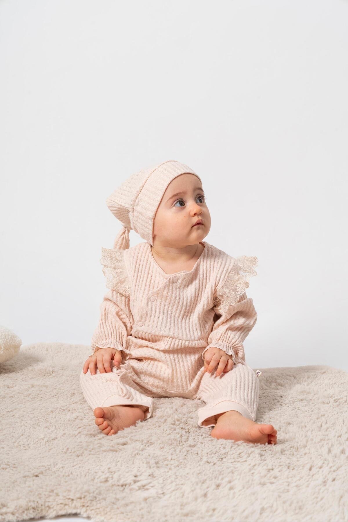 PAMUK OMUZDAN DANTELLİ KIZ BEBEK TULUM
