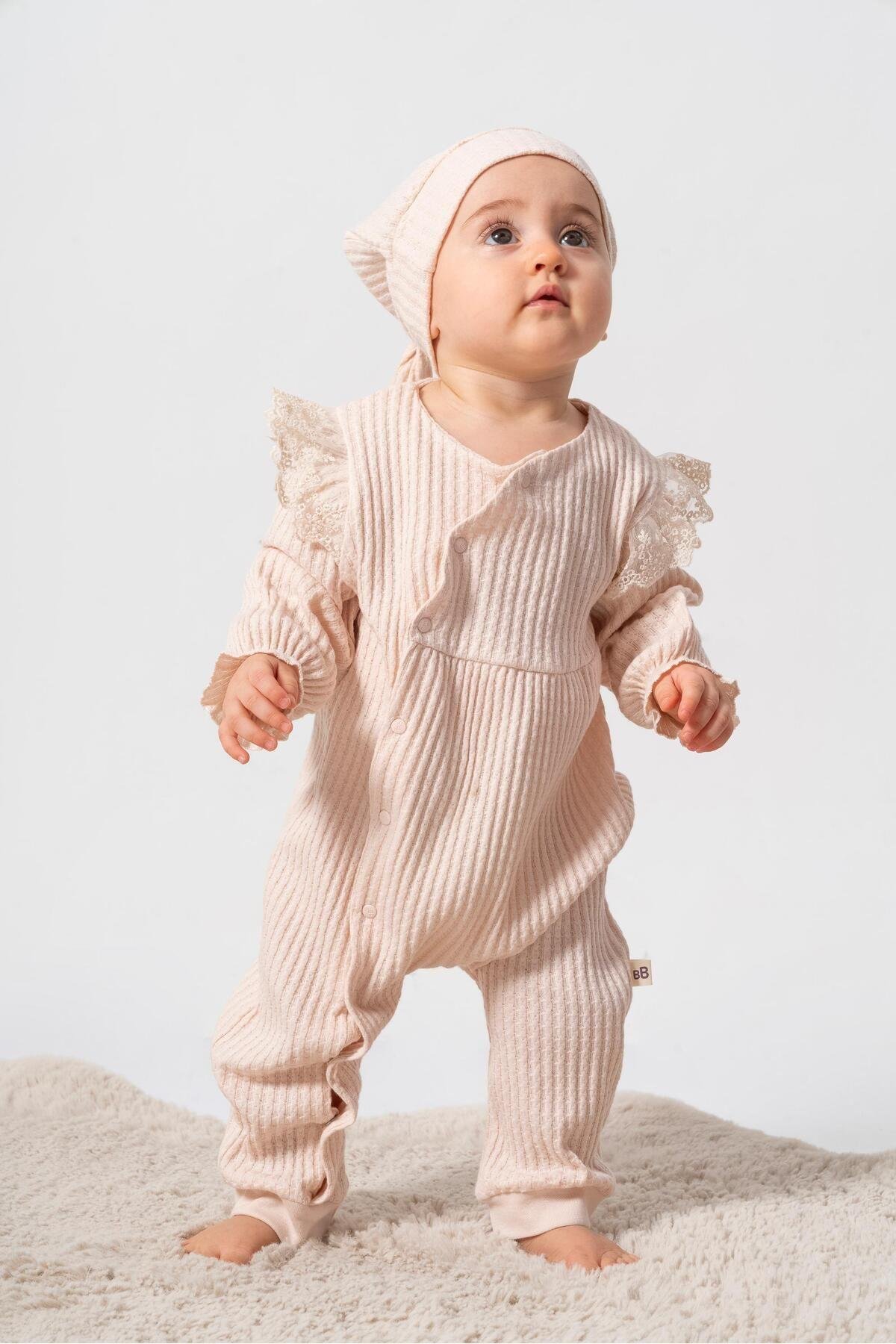 PAMUK OMUZDAN DANTELLİ KIZ BEBEK TULUM
