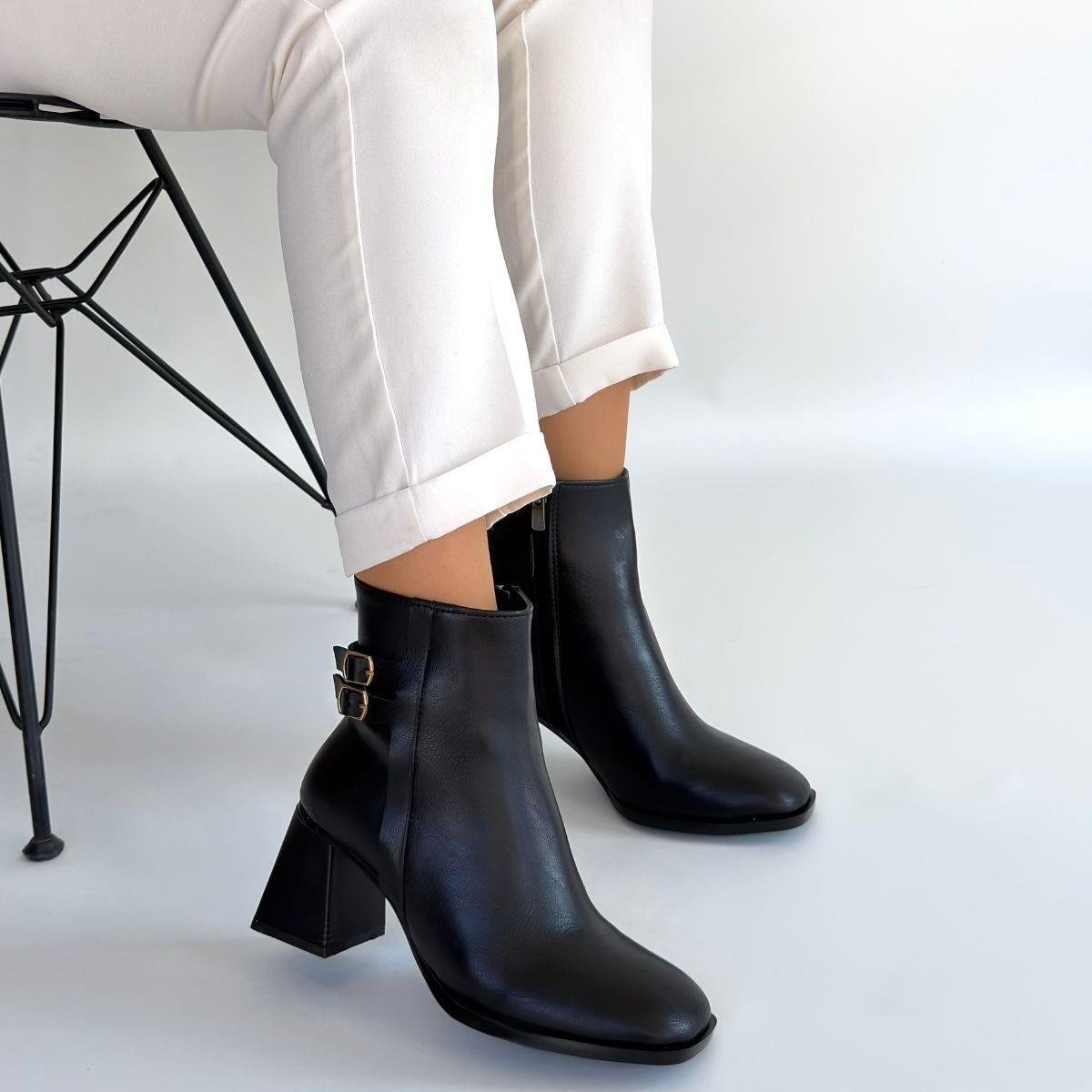 Kanda Siyah Cilt Topuklu Bot