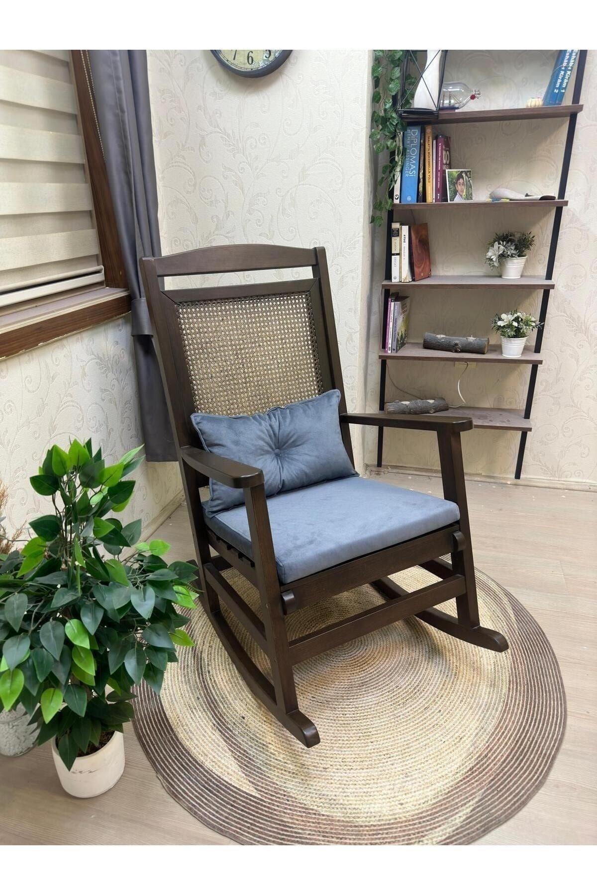 Veranda Naturel Krem Minderli Hasırlı Sallanan Sandalye Hazeranlı Dinlenme Koltuğu
