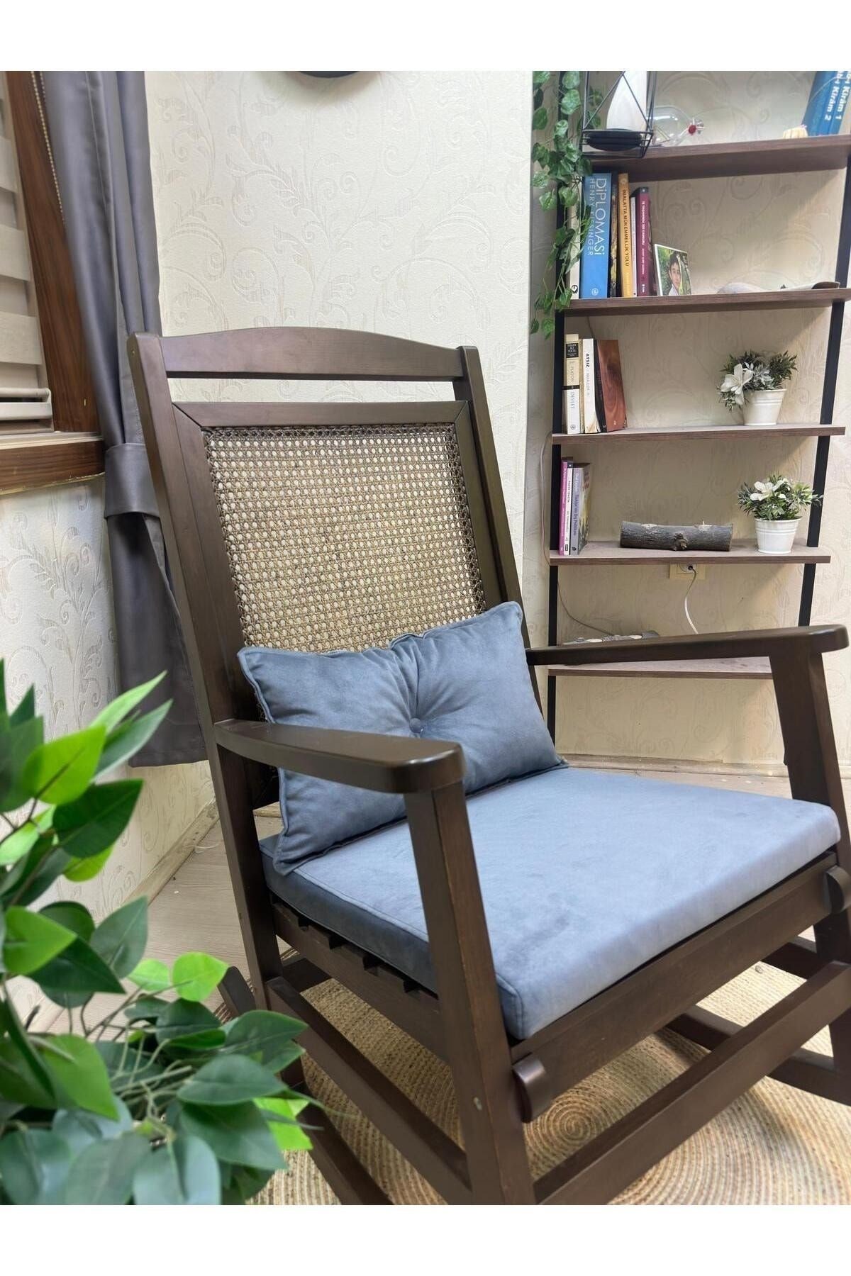 Veranda Naturel Krem Minderli Hasırlı Sallanan Sandalye Hazeranlı Dinlenme Koltuğu