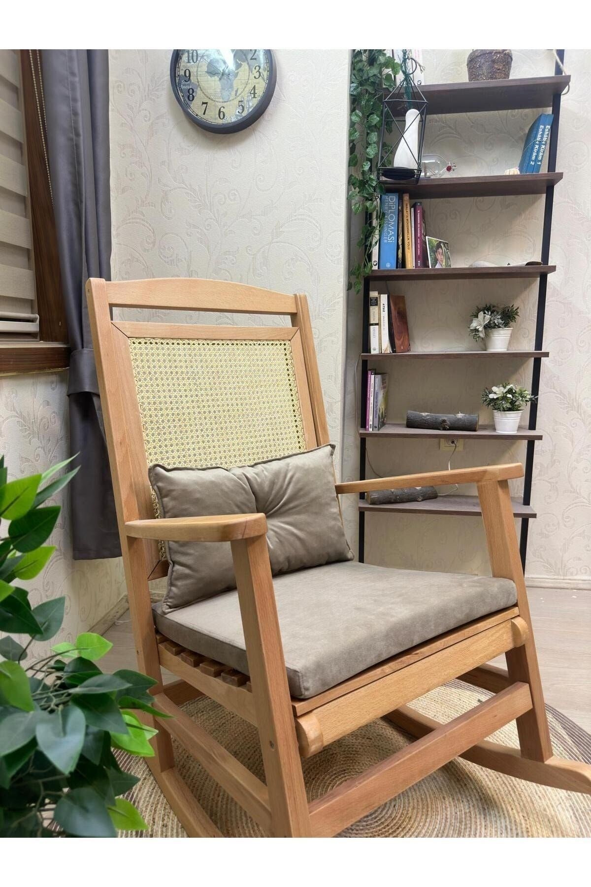 Veranda Naturel Krem Minderli Hasırlı Sallanan Sandalye Hazeranlı Dinlenme Koltuğu