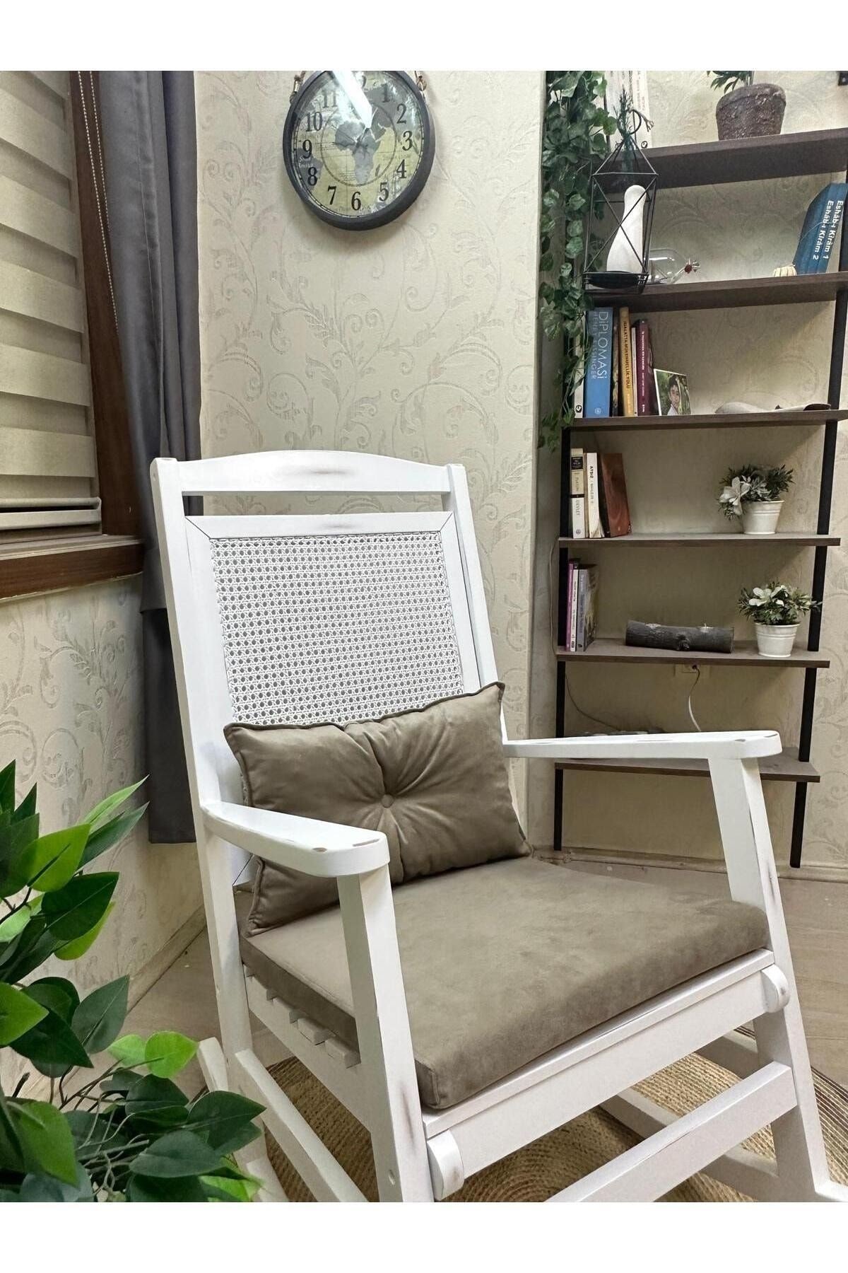 Veranda Naturel Krem Minderli Hasırlı Sallanan Sandalye Hazeranlı Dinlenme Koltuğu