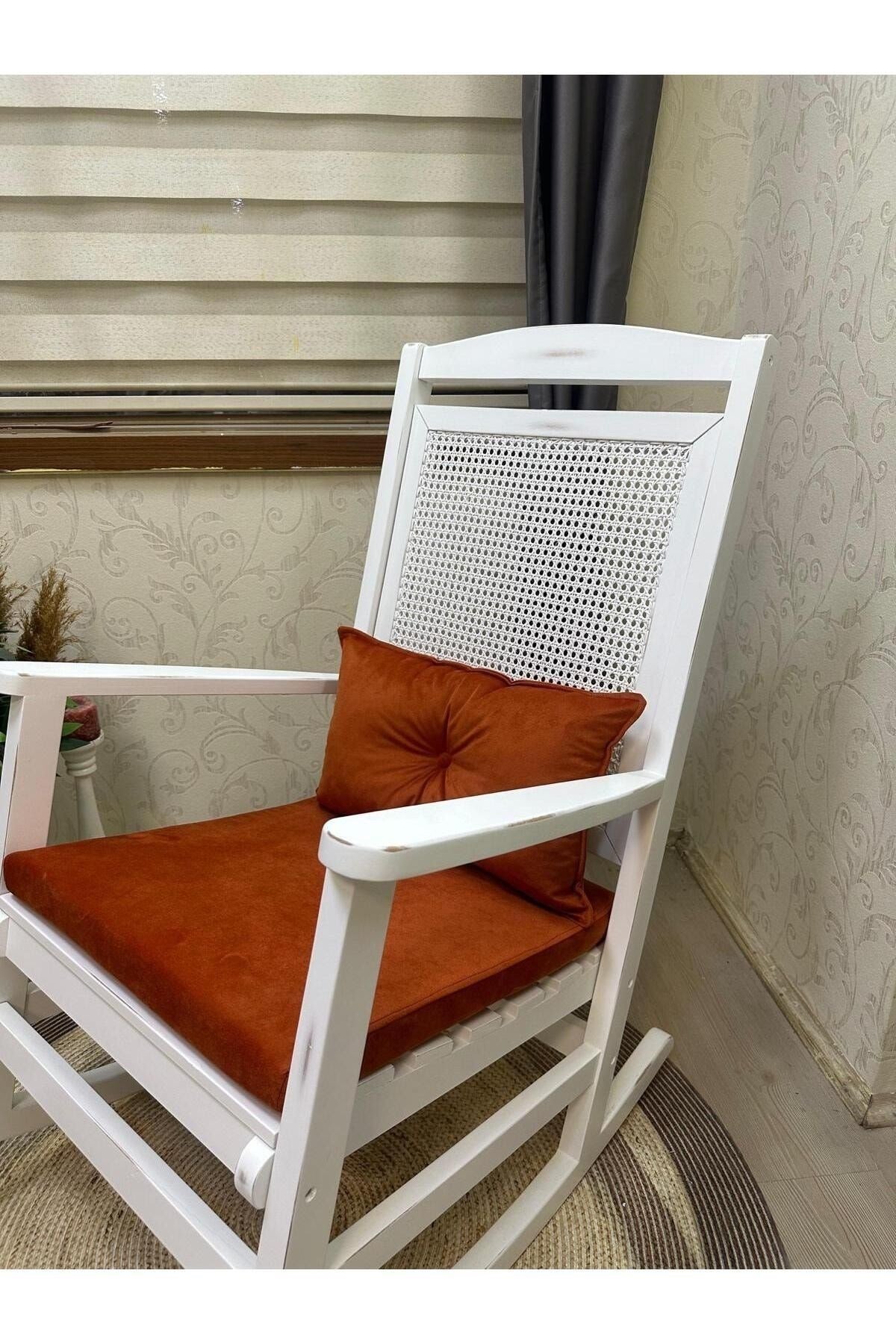 Veranda Naturel Krem Minderli Hasırlı Sallanan Sandalye Hazeranlı Dinlenme Koltuğu