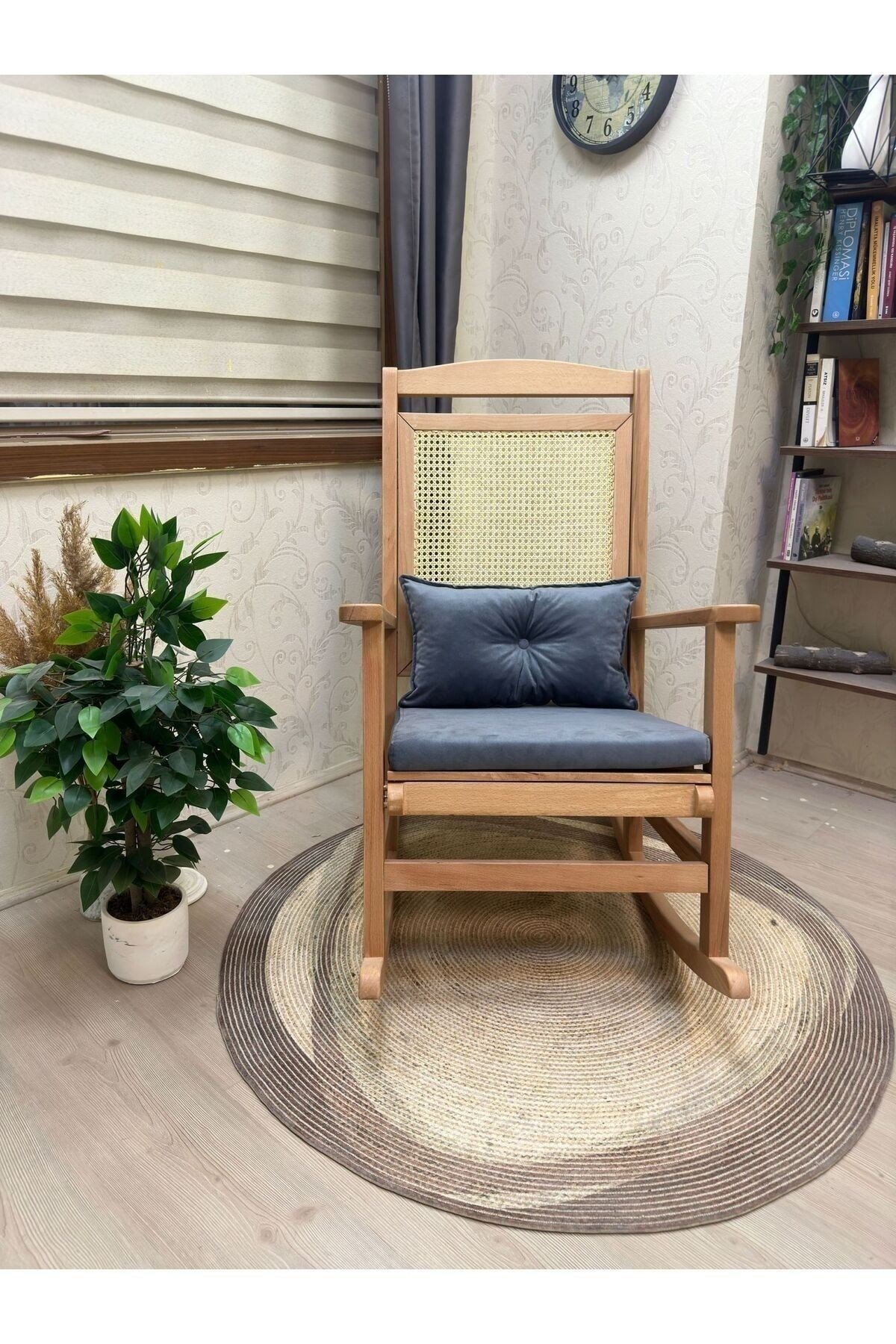 Veranda Naturel Krem Minderli Hasırlı Sallanan Sandalye Hazeranlı Dinlenme Koltuğu