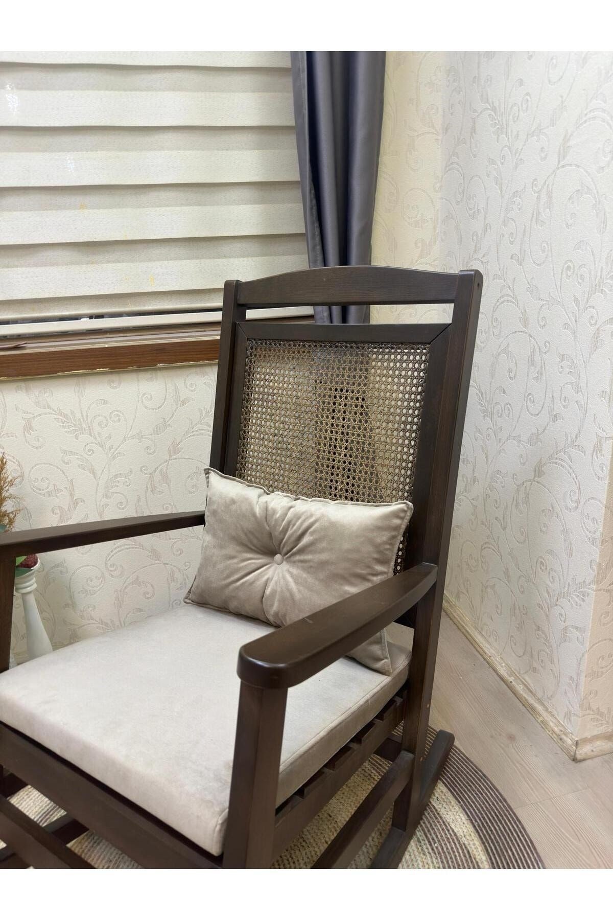 Veranda Naturel Krem Minderli Hasırlı Sallanan Sandalye Hazeranlı Dinlenme Koltuğu