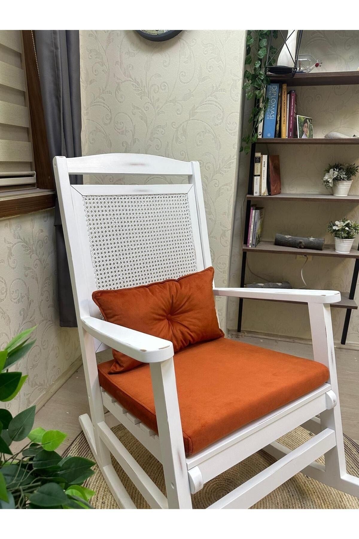 Veranda Naturel Krem Minderli Hasırlı Sallanan Sandalye Hazeranlı Dinlenme Koltuğu
