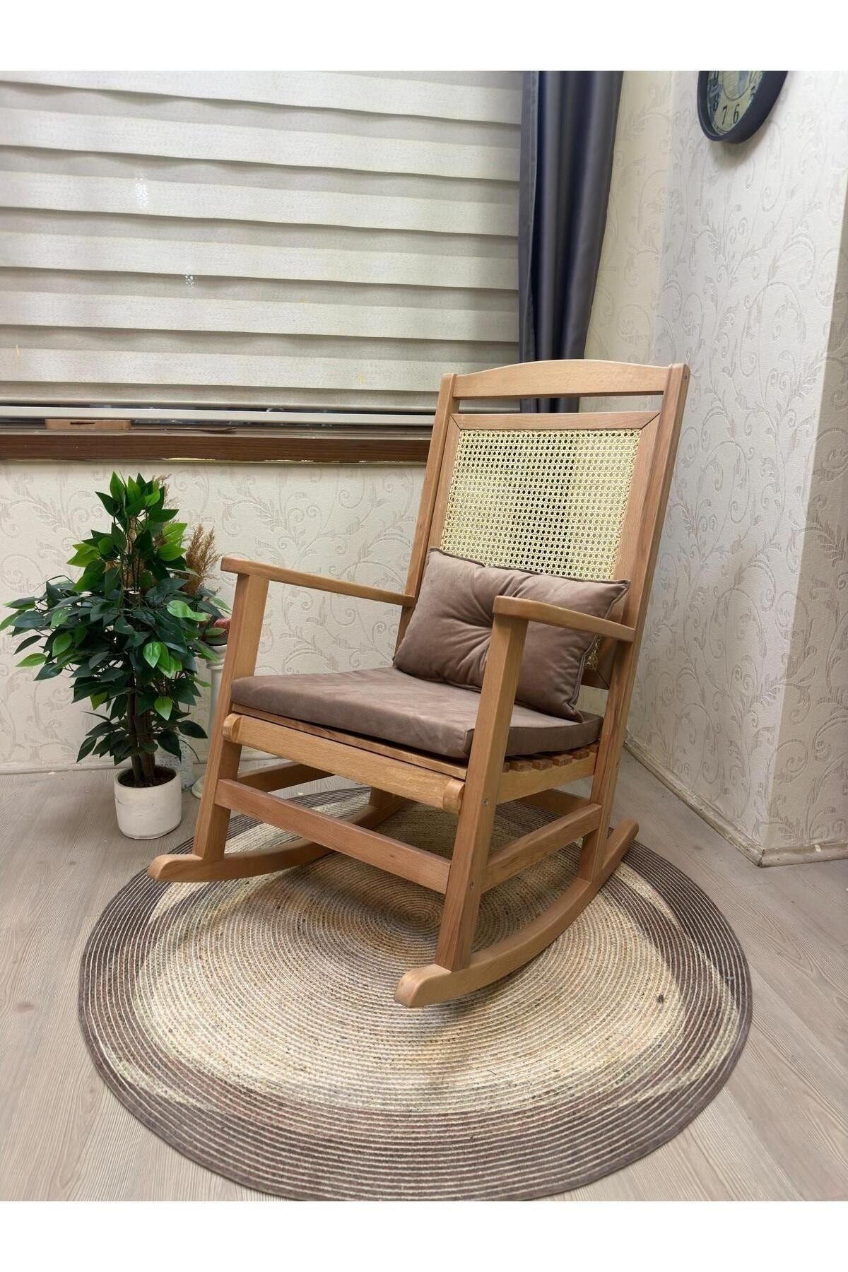 Veranda Naturel Krem Minderli Hasırlı Sallanan Sandalye Hazeranlı Dinlenme Koltuğu