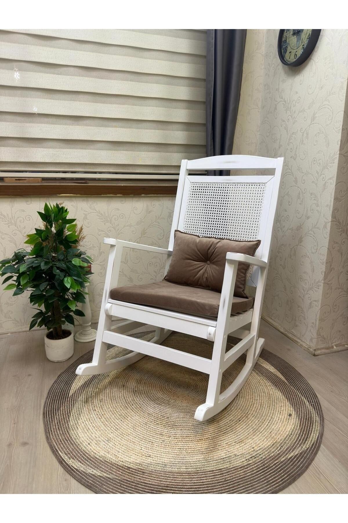 Veranda Naturel Krem Minderli Hasırlı Sallanan Sandalye Hazeranlı Dinlenme Koltuğu