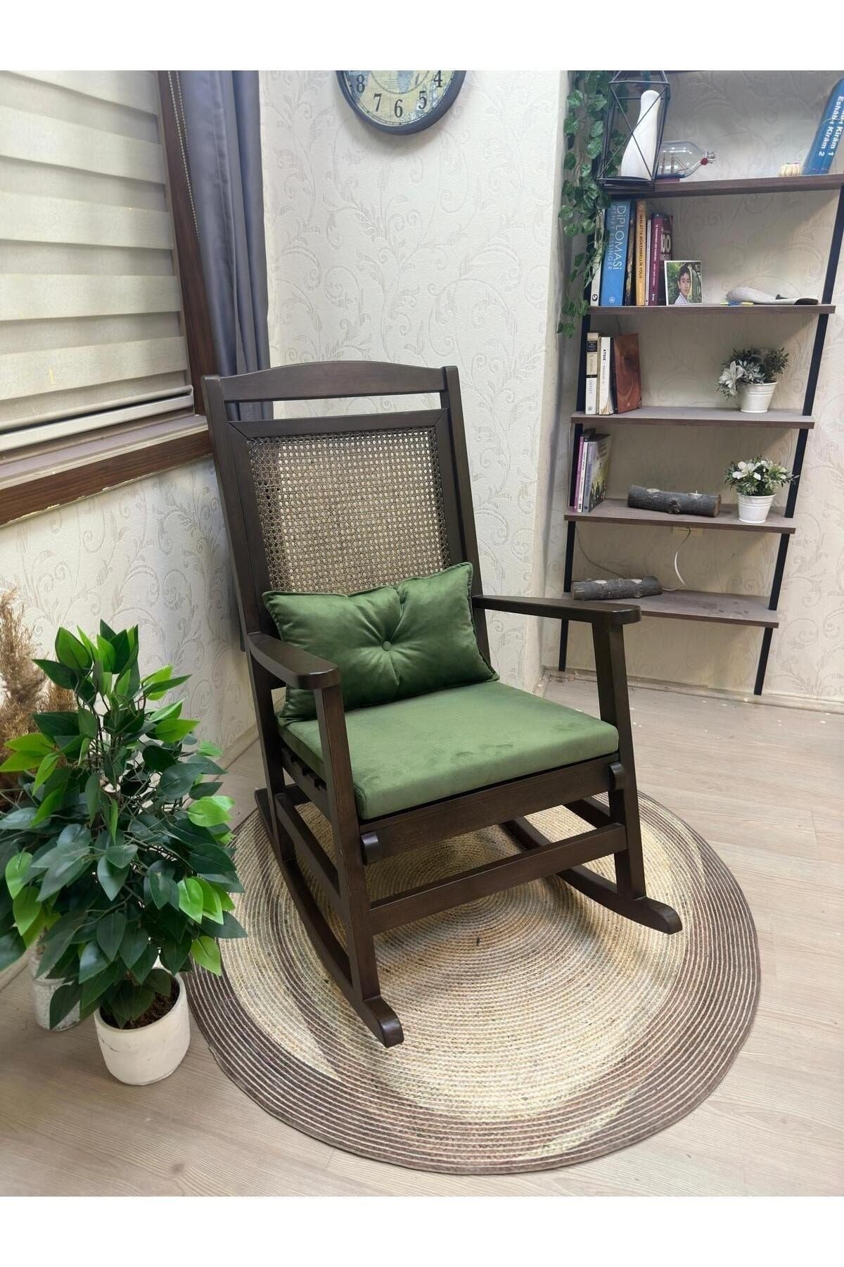 Veranda Naturel Krem Minderli Hasırlı Sallanan Sandalye Hazeranlı Dinlenme Koltuğu