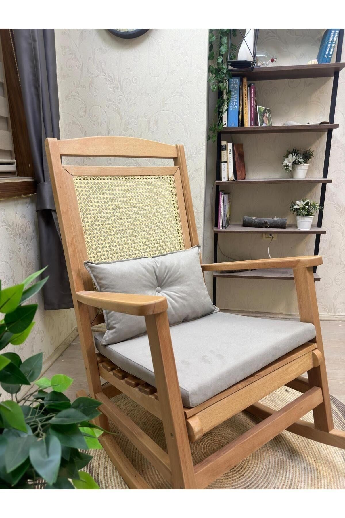Veranda Naturel Krem Minderli Hasırlı Sallanan Sandalye Hazeranlı Dinlenme Koltuğu