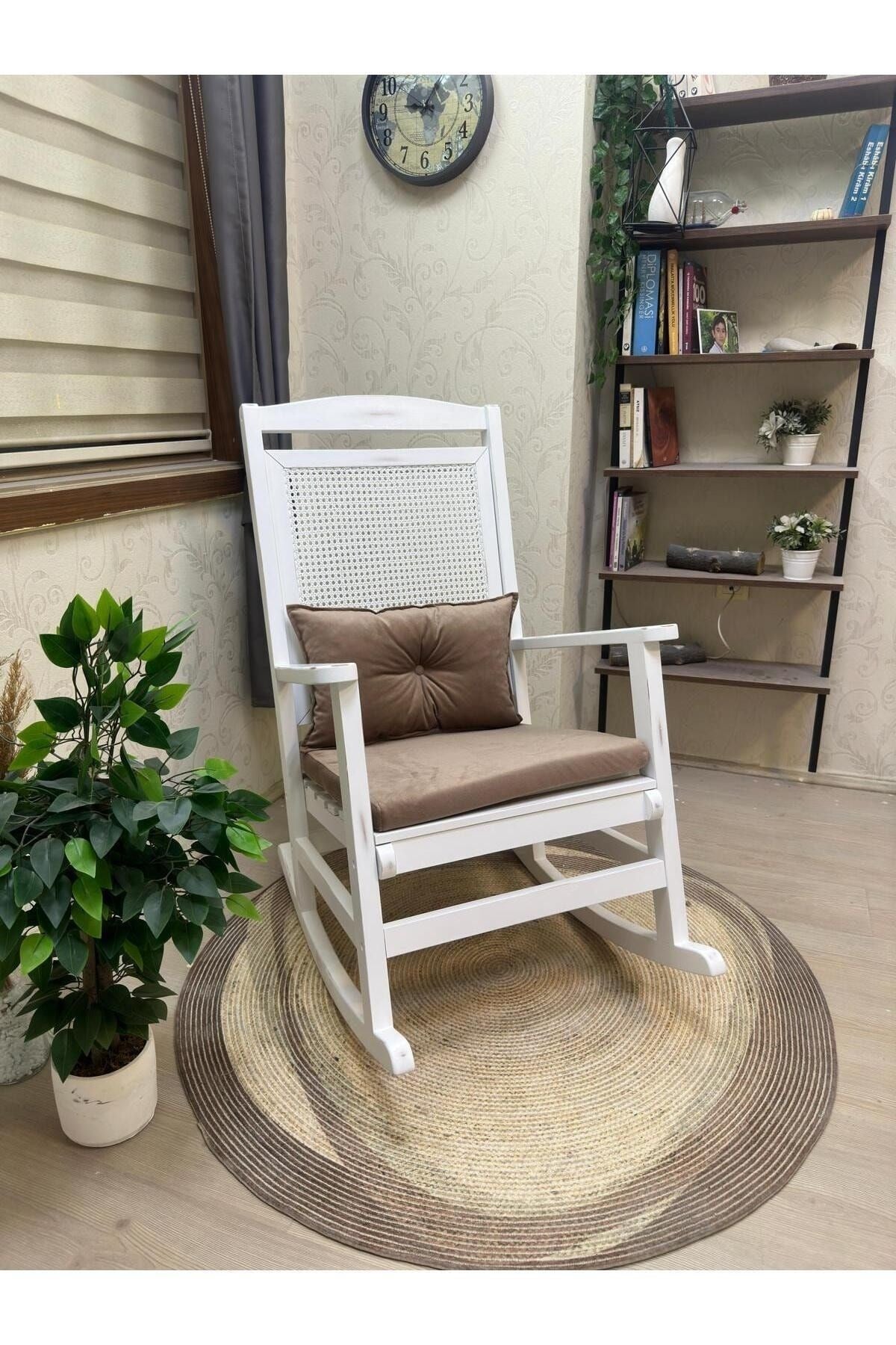 Veranda Naturel Krem Minderli Hasırlı Sallanan Sandalye Hazeranlı Dinlenme Koltuğu
